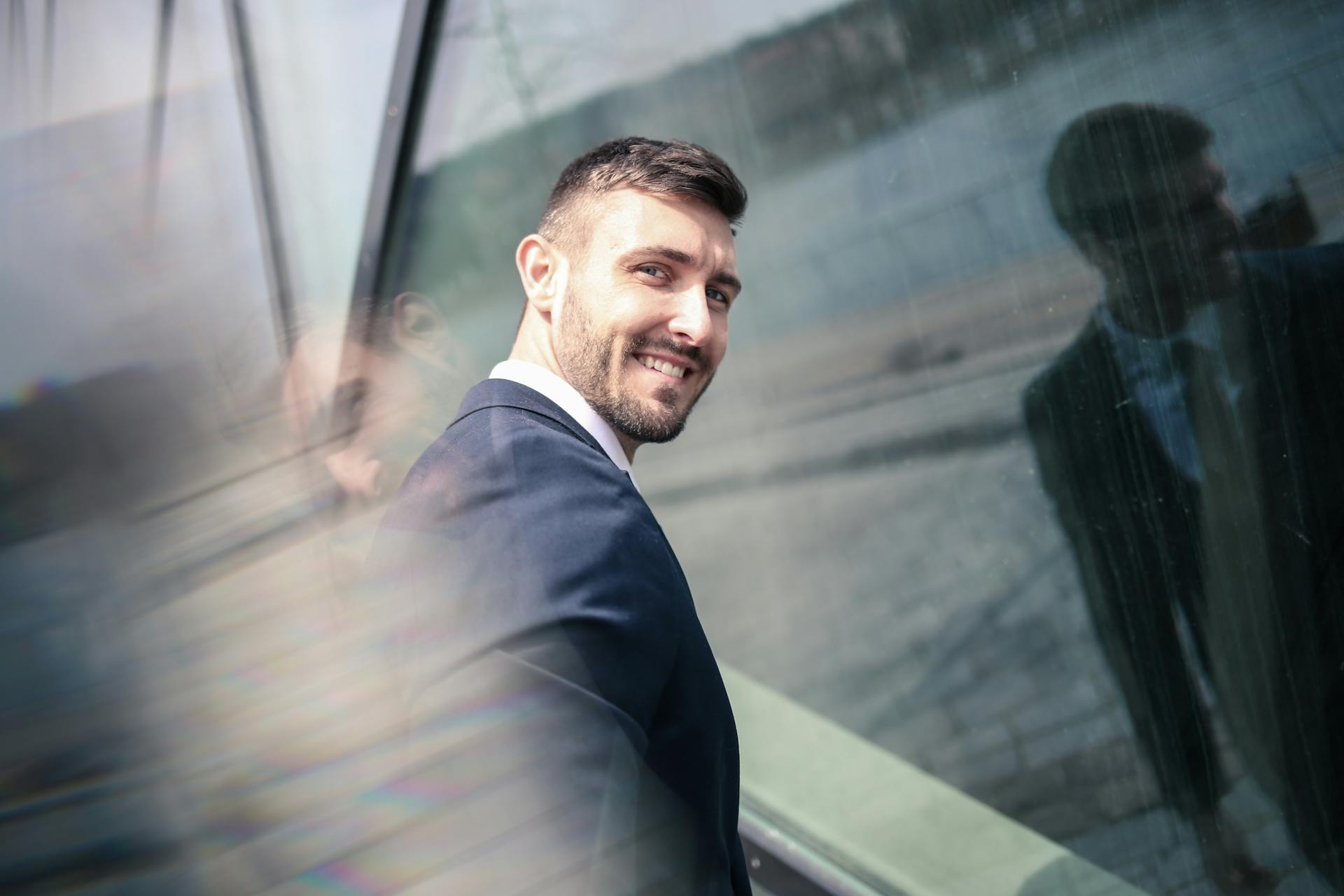Un hombre sonriendo | Fuente: Pexels