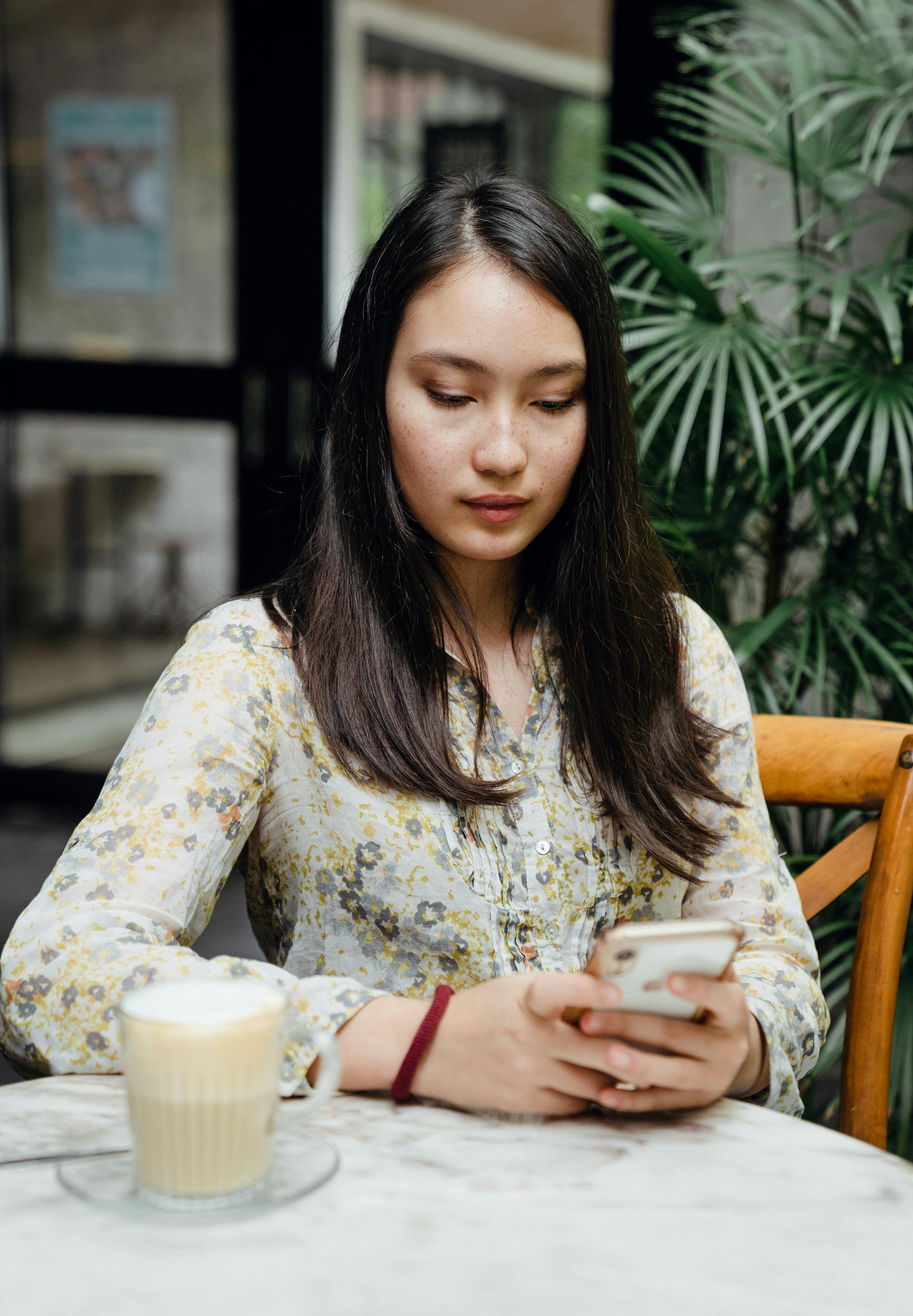 Una mujer mirando su móvil | Fuente: Pexels
