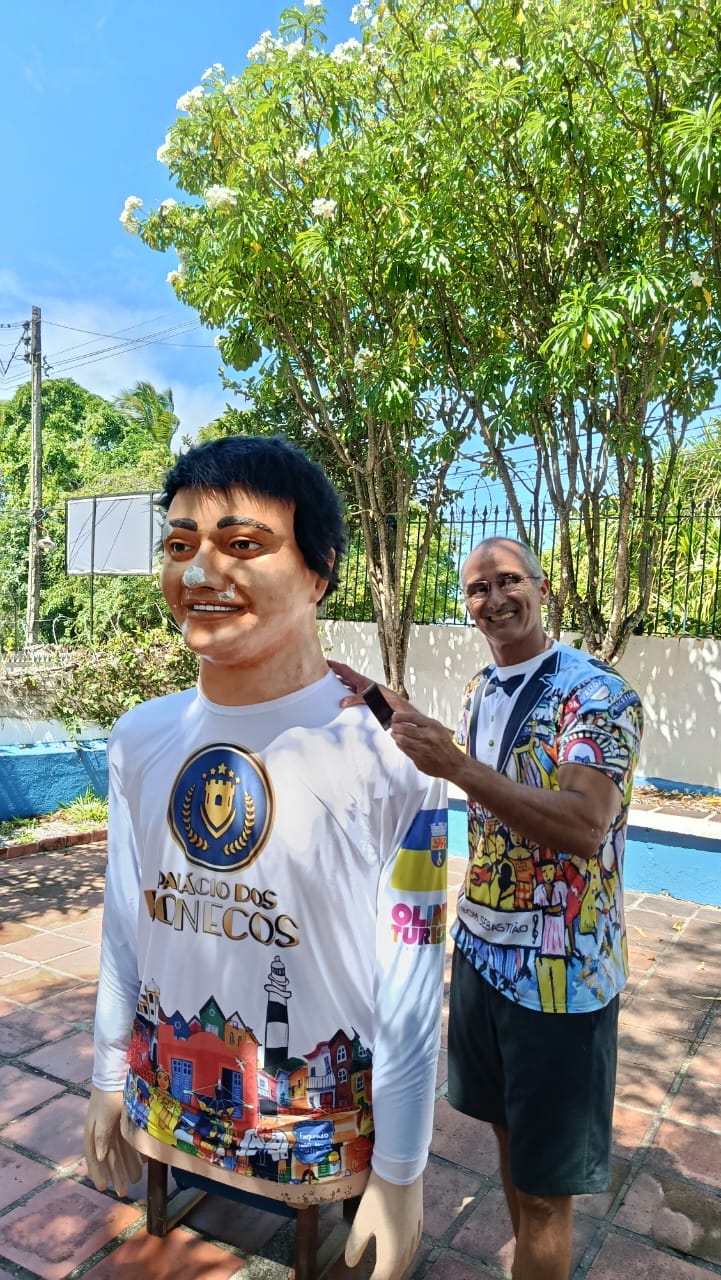 Ronald Montenegro posando junto a muñeco gigante | Fuente: Instagram/palaciodosbonecos