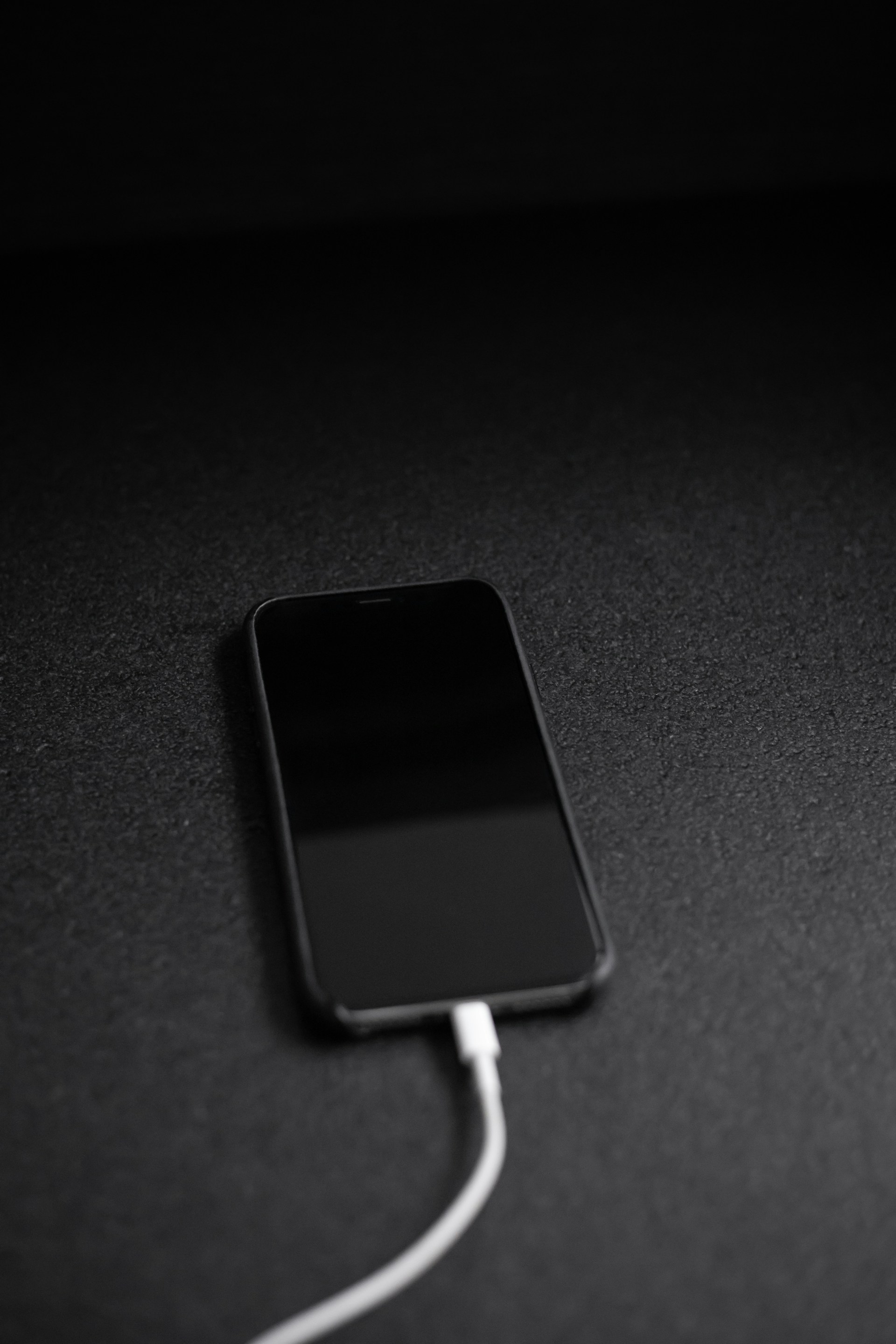 Un teléfono enchufado al cargador | Fuente: Unsplash