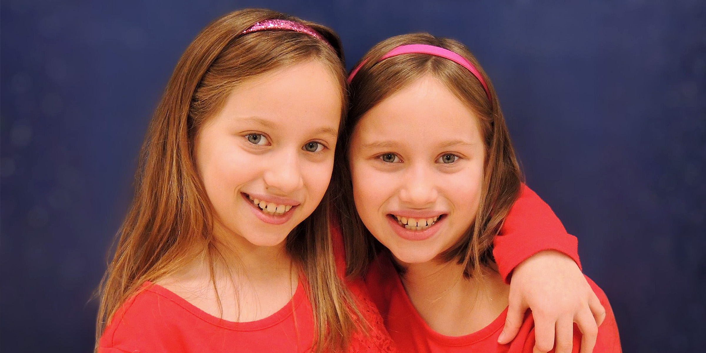 Niñas gemelas de pie juntas | Fuente: Flickr