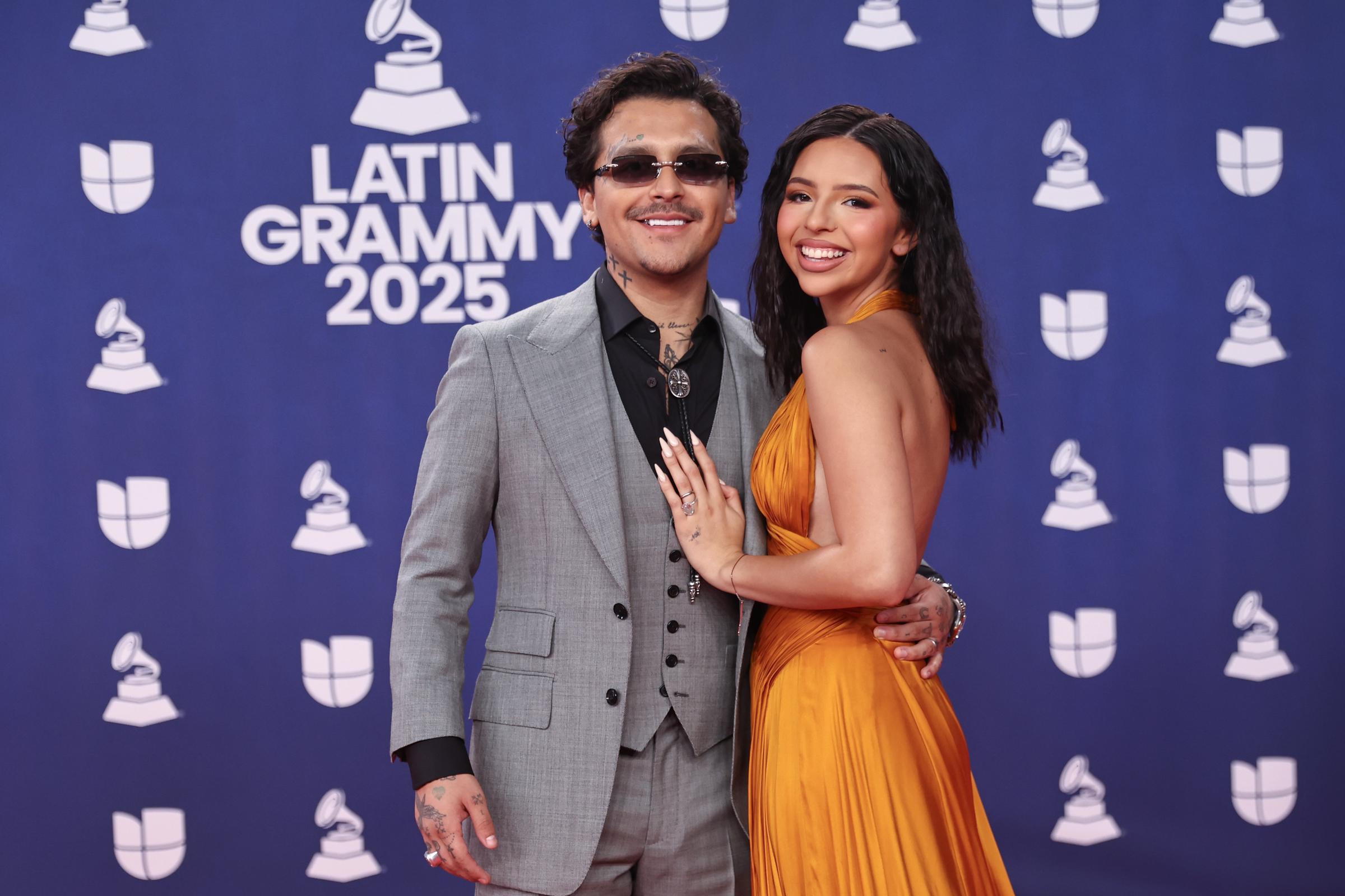 Christian Nodal y Ángela Aguilar asisten a la alfombra roja de la 26ª Entrega Anual del Latin GRAMMY en el MGM Grand Garden Arena el 13 de noviembre de 2025 en Las Vegas, Nevada. | Fuente: Getty Images