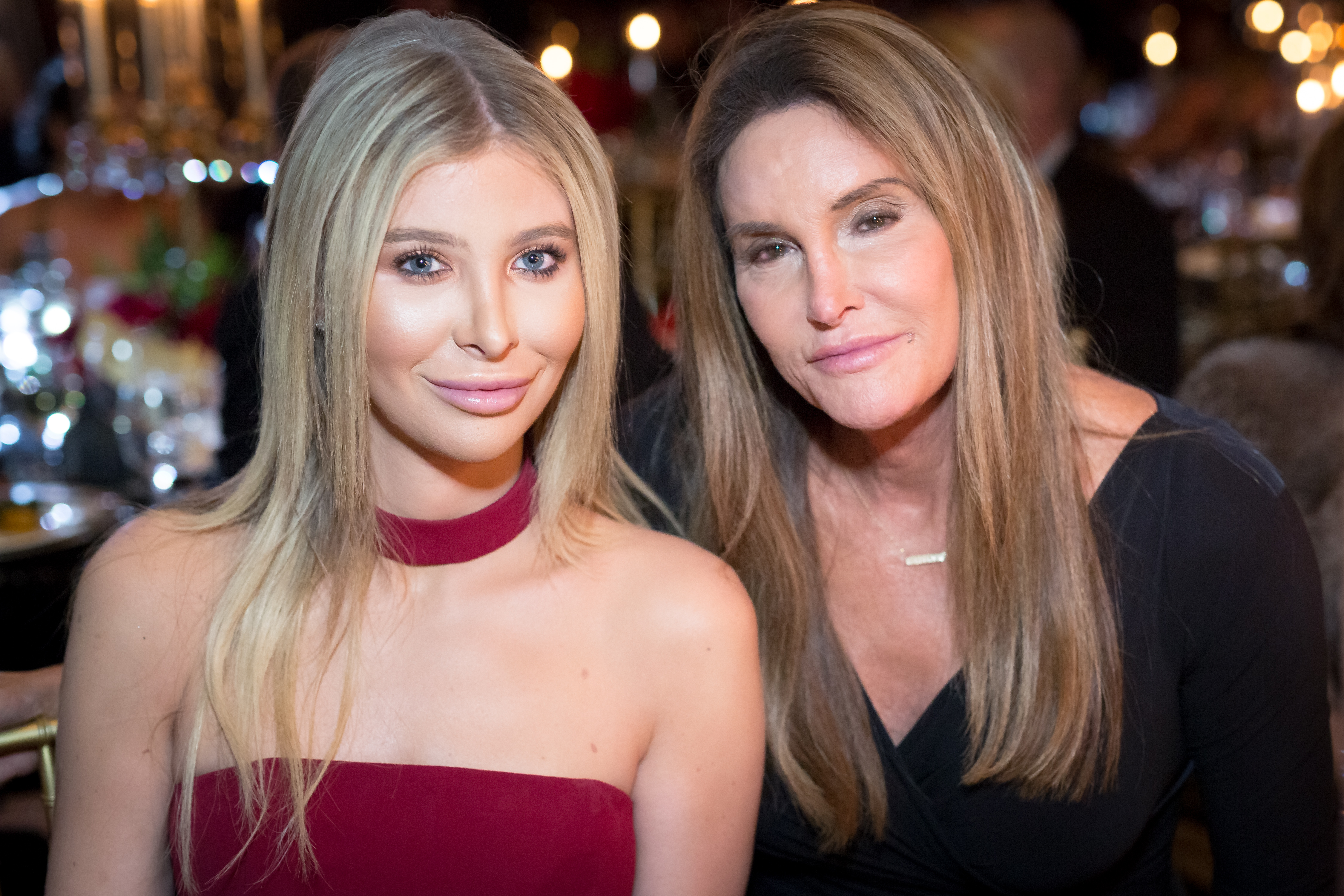 Sophia Hutchins y Caitlyn Jenner en la décima gala anual con temática "La Dolce Vita" de Face Forward, en Beverly Hills, California, el 22 de septiembre de 2018. | Fuente: Getty Images