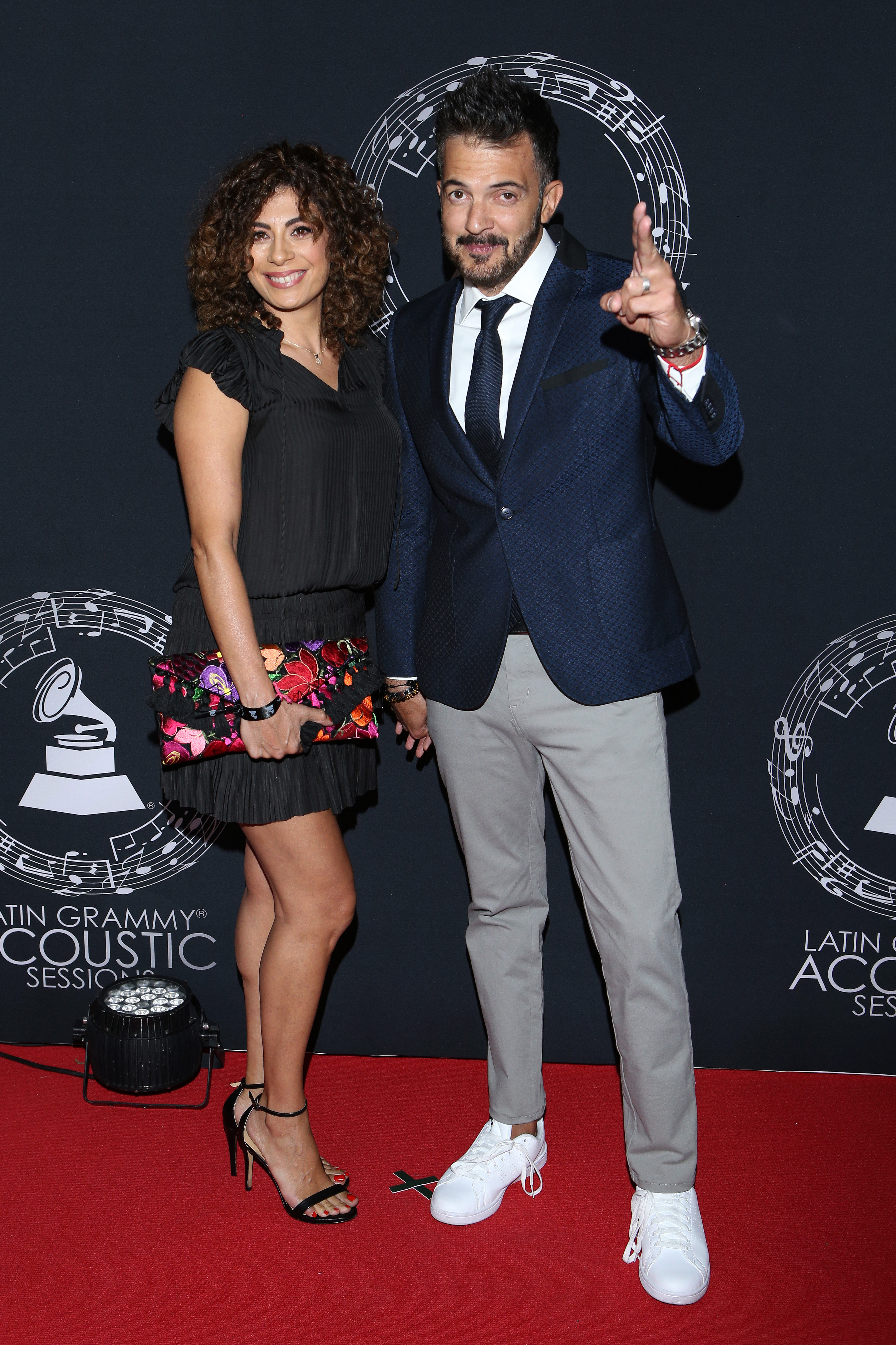 Anna Ferro y Fernando del Solar posan para fotos durante la alfombra roja de los Latin Grammy en el museo Soumaya el 22 de mayo de 2019 en la Ciudad de México, México. | Fuente: Getty Images.