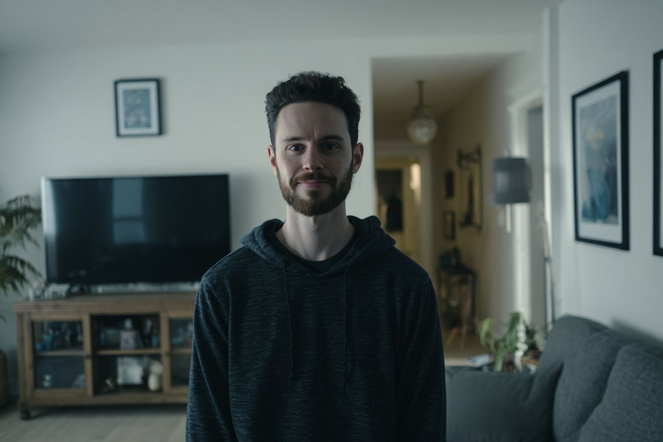 Un hombre de pie en un salón | Fuente: Midjourney