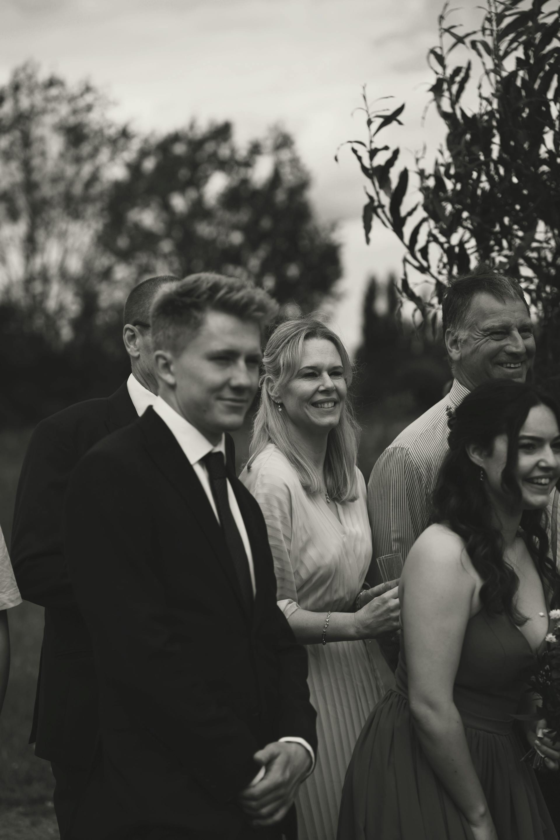 Una foto en escala de grises de gente sonriendo | Fuente: Pexels