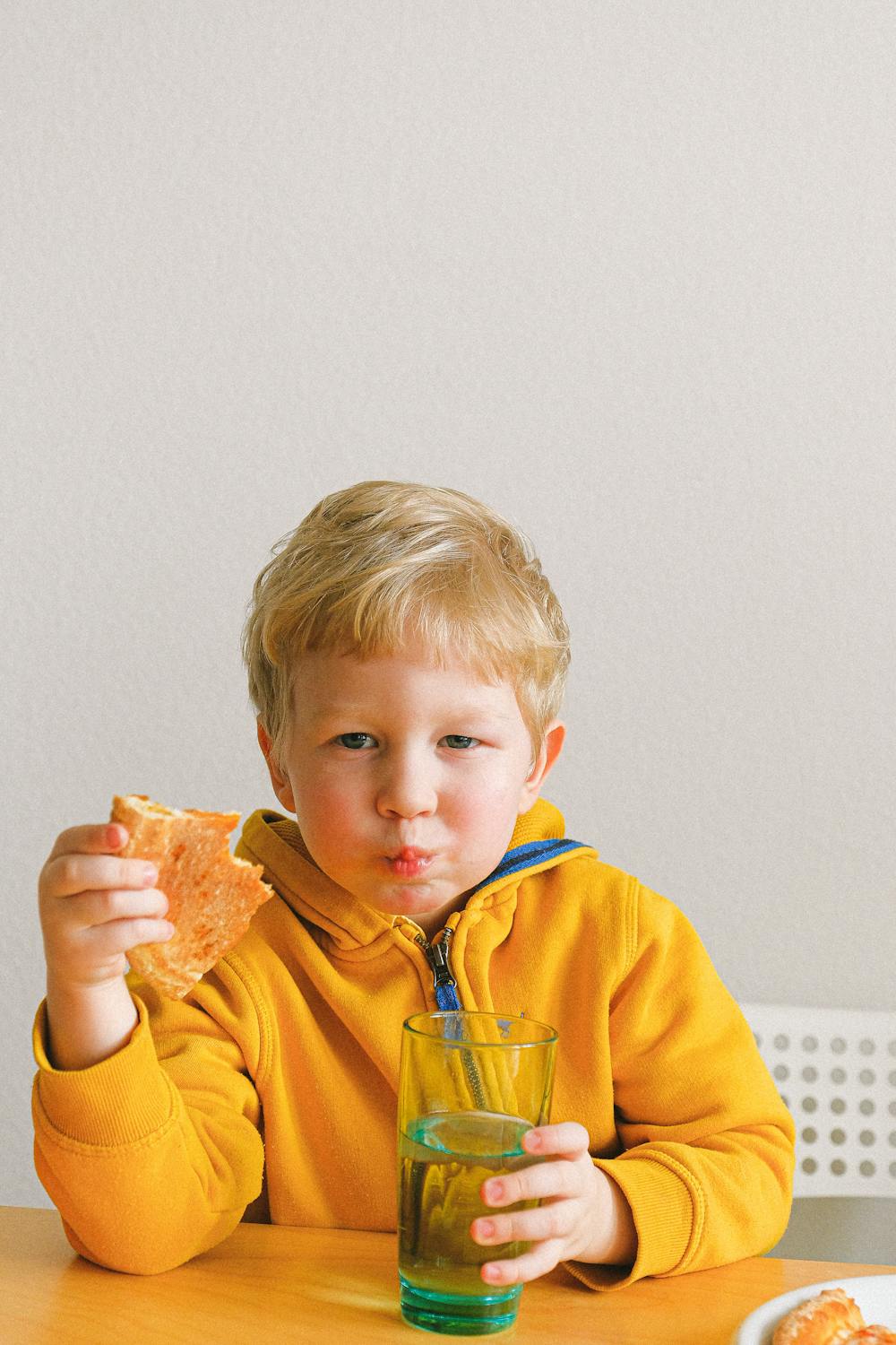 Un niño comiendo pizza | Fuente: Pexels