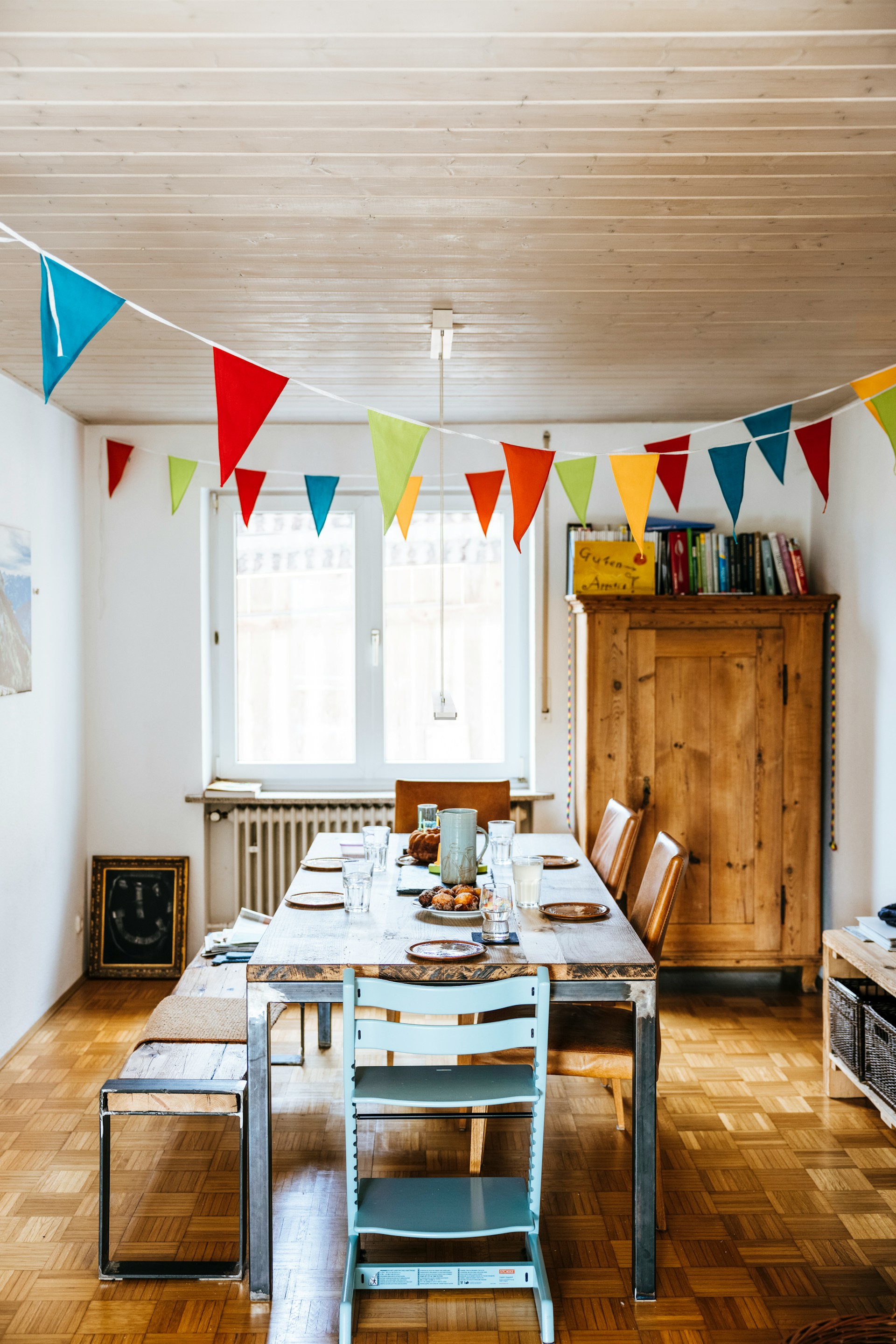 Un comedor decorado con banderines | Fuente: Unsplash