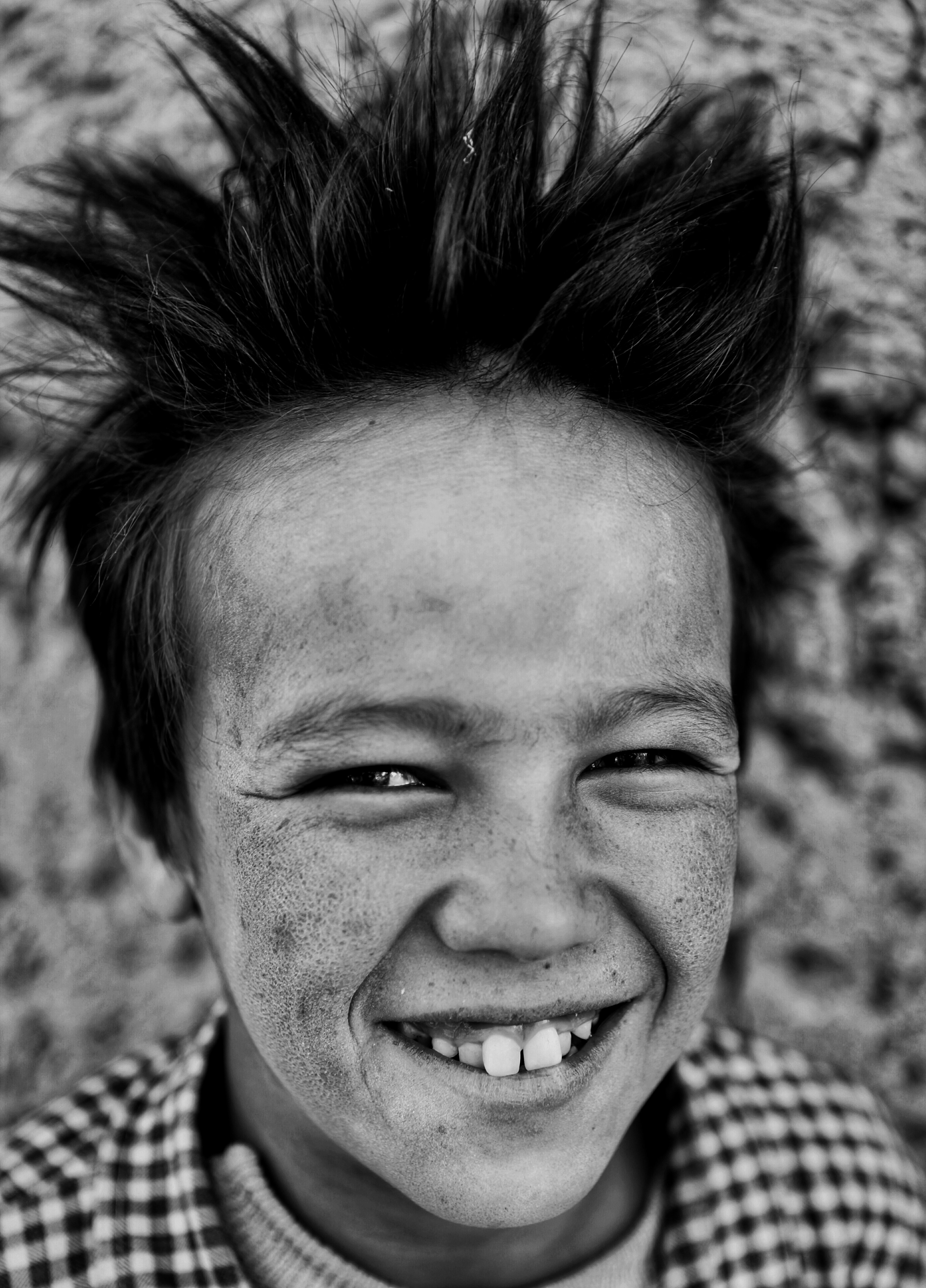 Un niño sucio sonriendo | Fuente: Unsplash