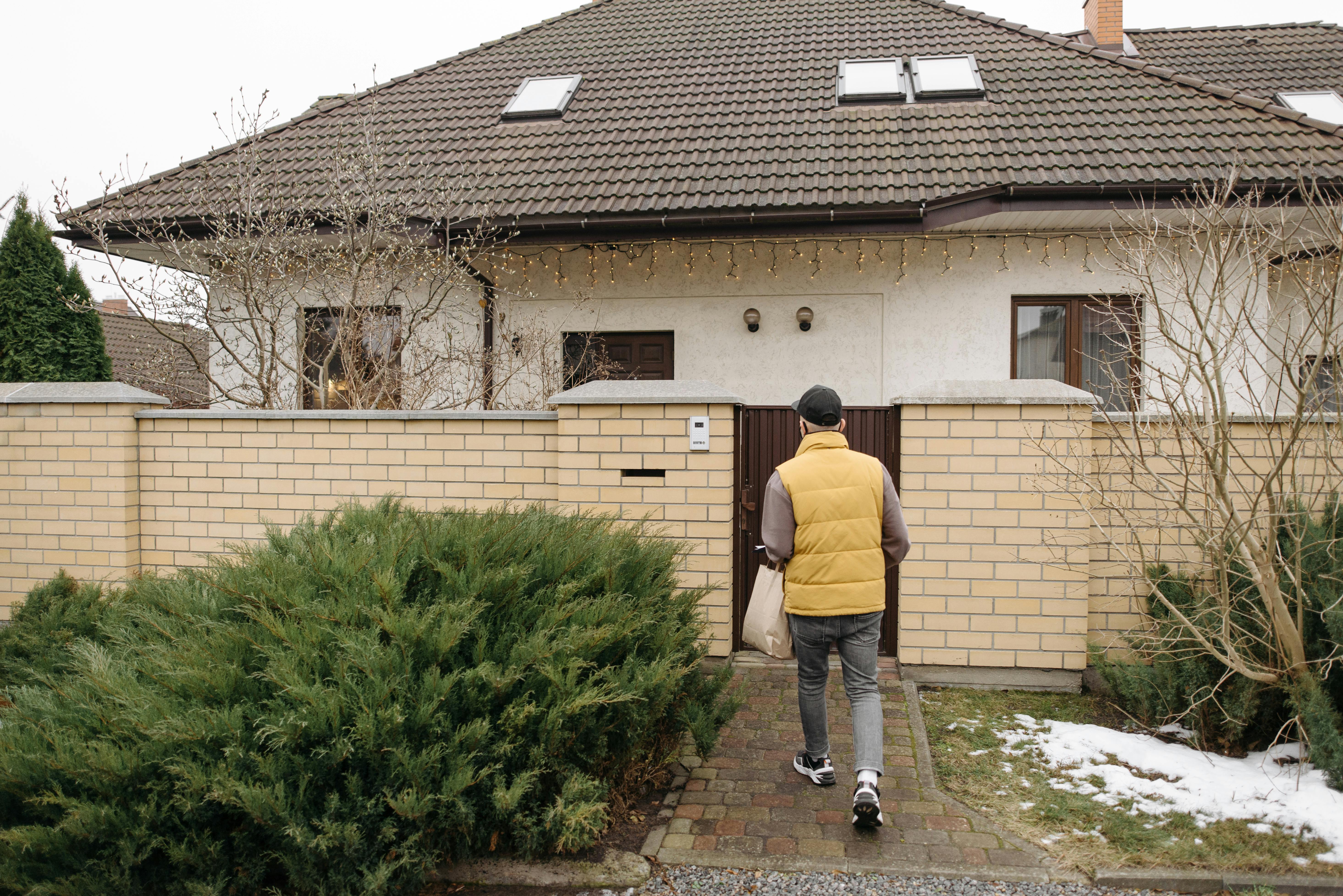 Un hombre caminando hacia una casa | Fuente: Pexels