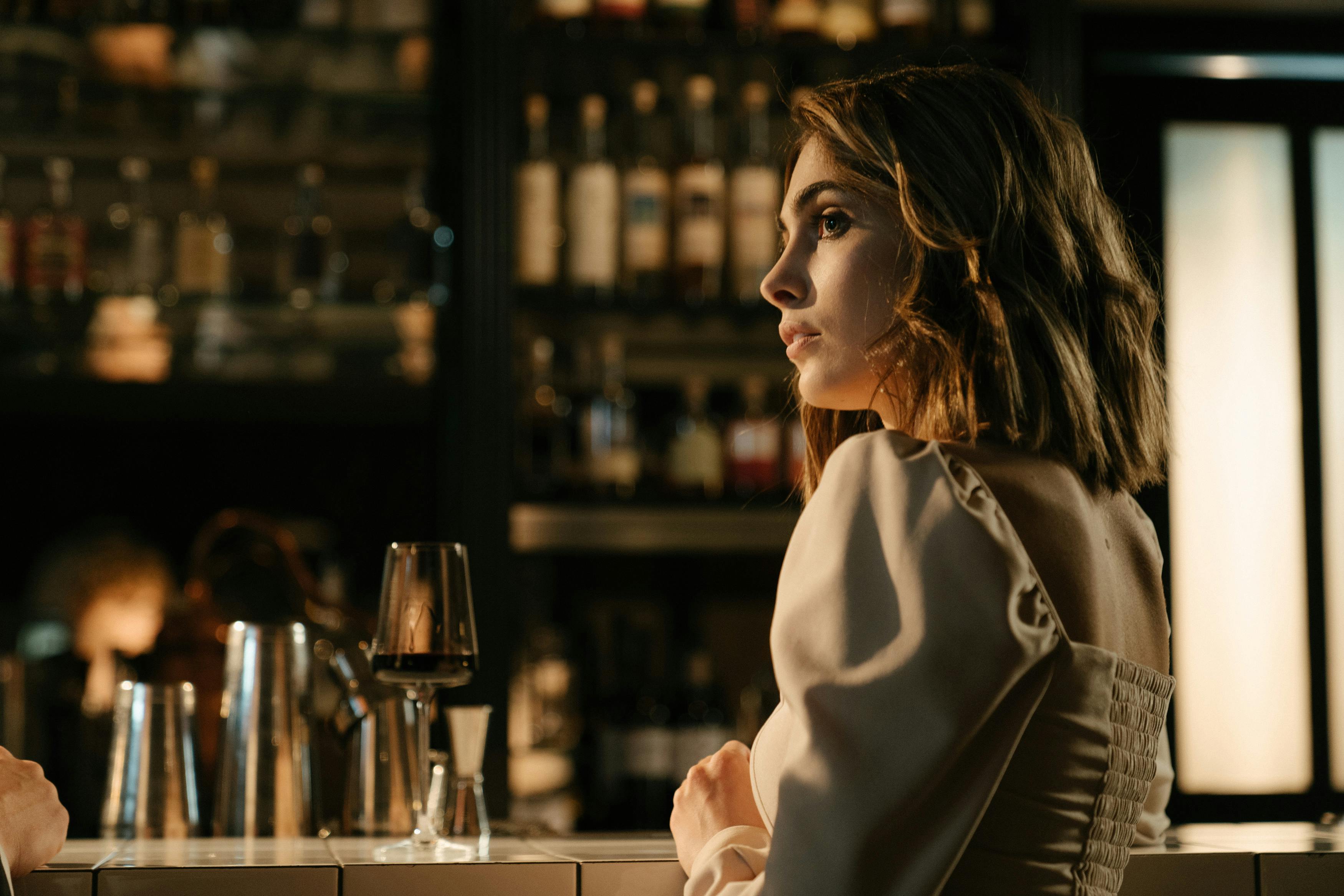 Perfil lateral de una mujer | Fuente: Pexels