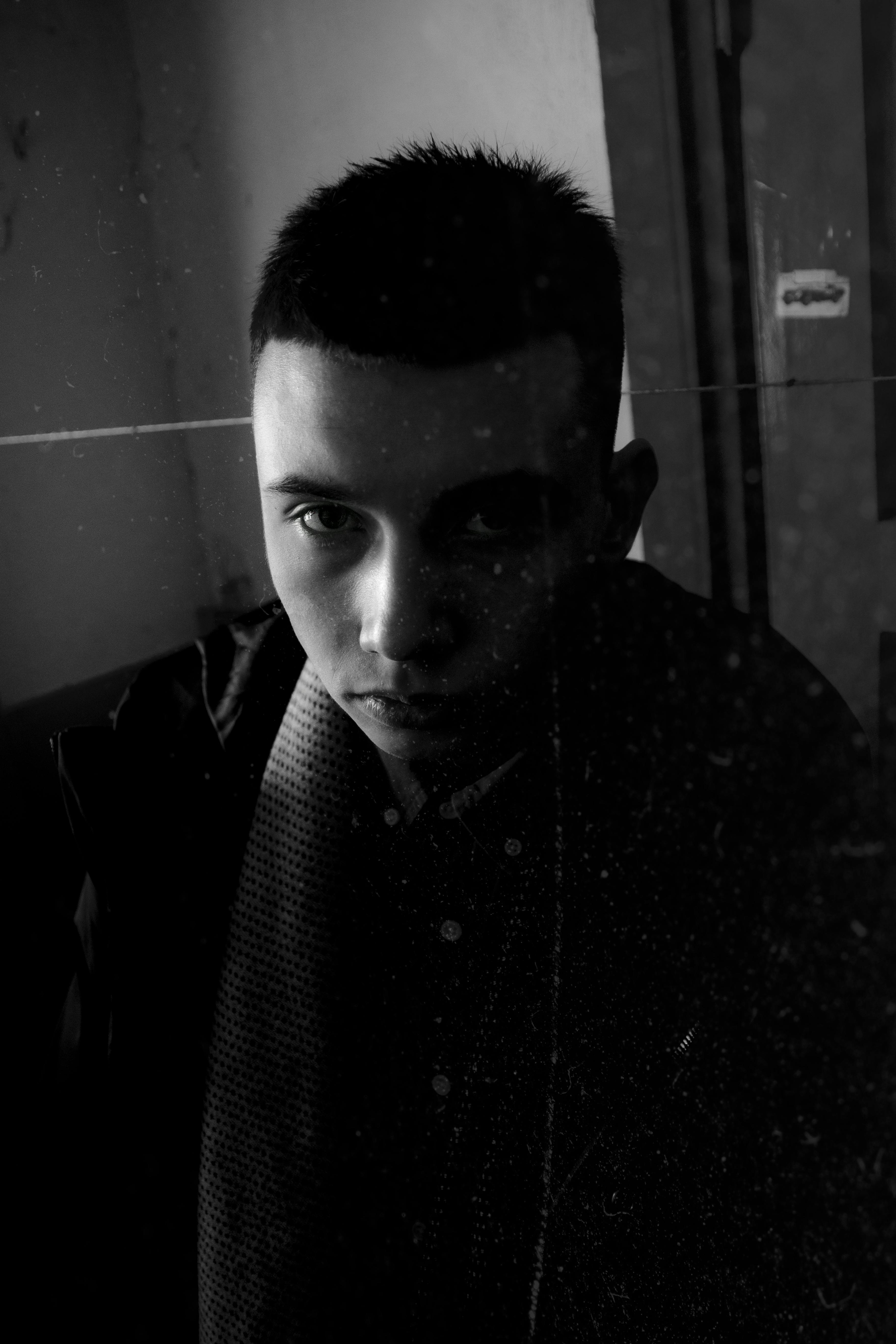 Un hombre con mirada triste | Fuente: Pexels