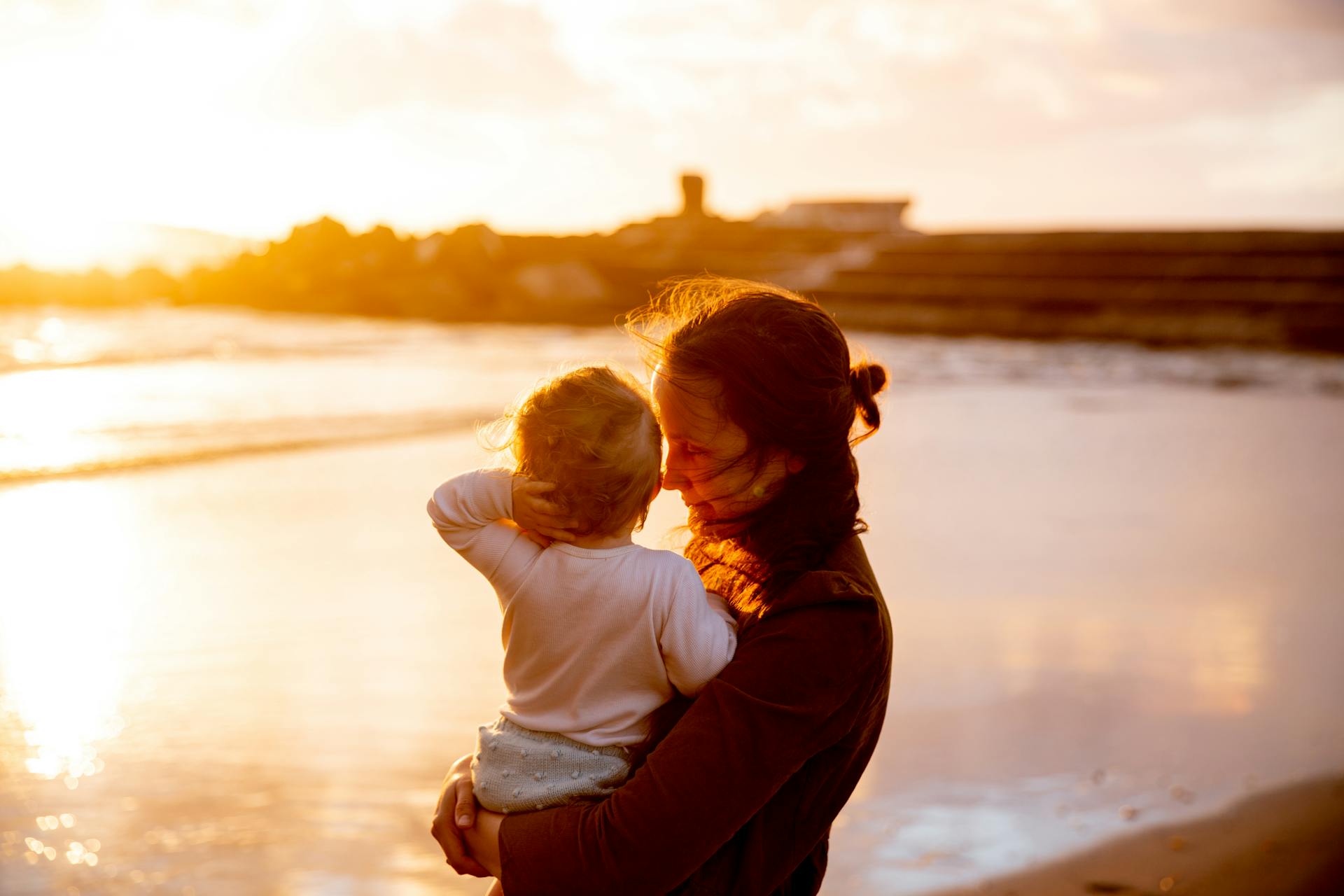 Una mujer con su bebé en brazos | Fuente: Pexels