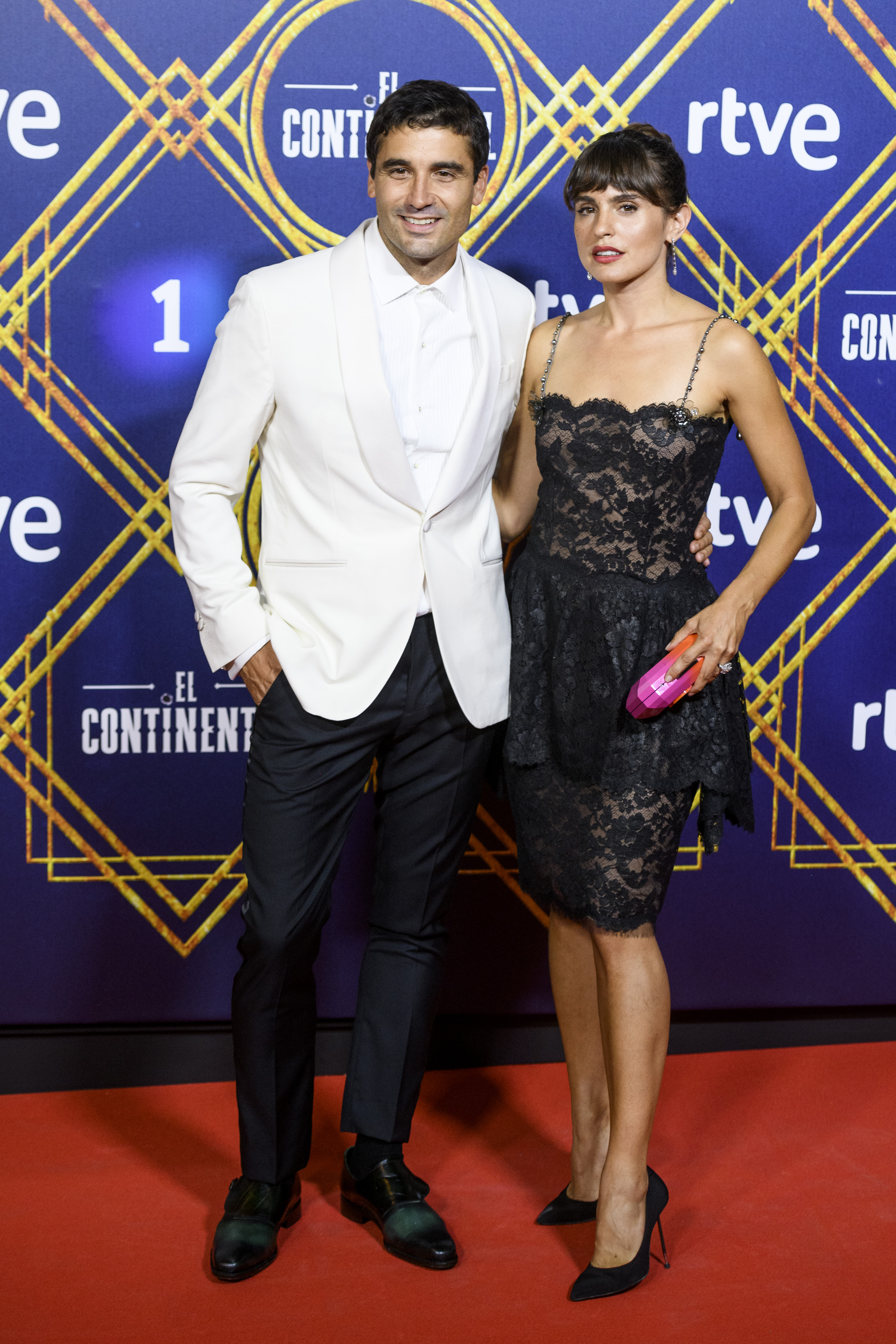 Alex García (izq.) y Verónica Echegui asisten al estreno de "El Continental" en el Cine Callao el 13 de septiembre de 2018 en Madrid, España. | Fuente: Getty Images