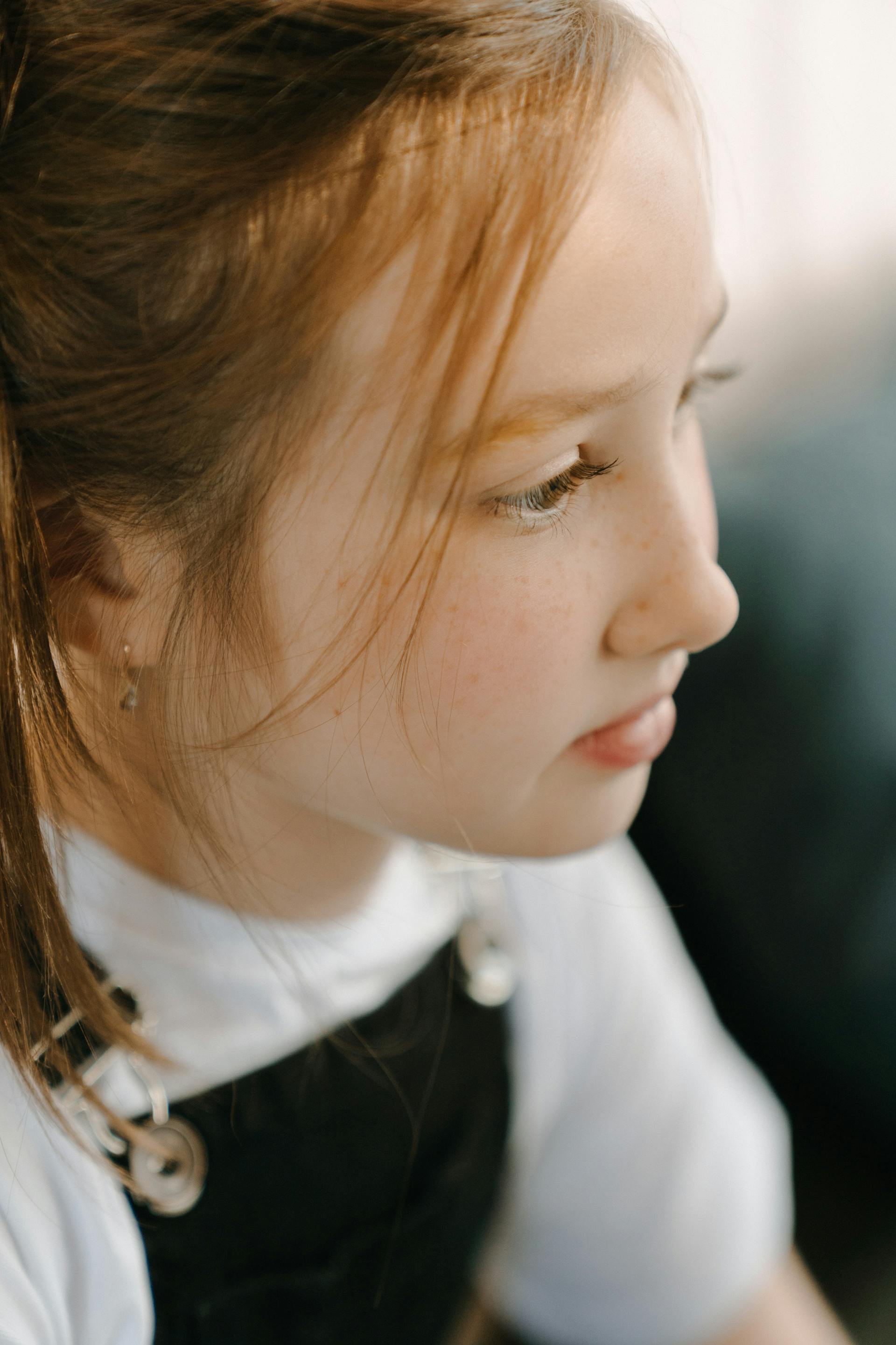 Una chica con una mirada lejana | Fuente: Pexels