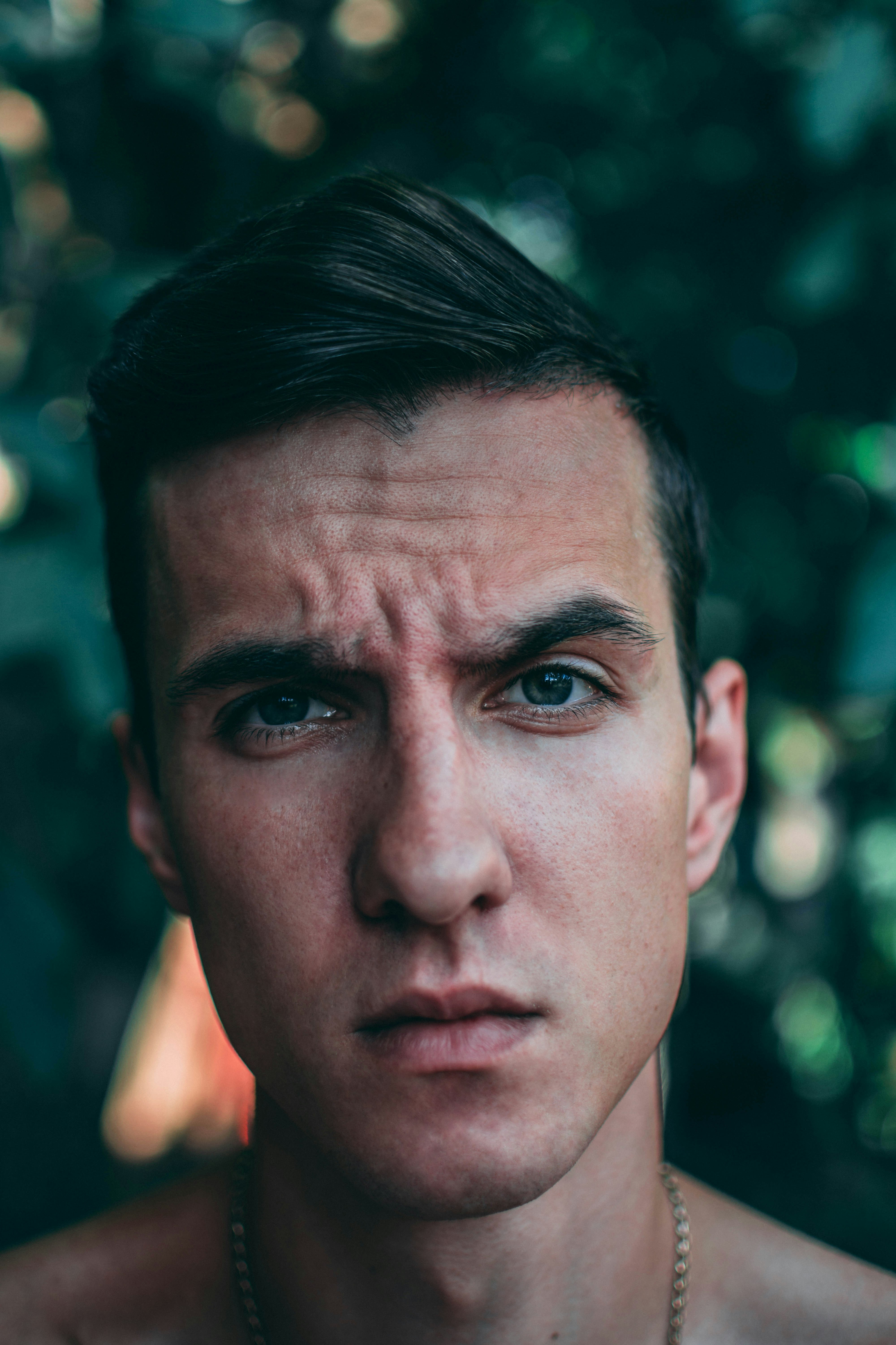 Primer plano de un hombre alterado | Fuente: Unsplash