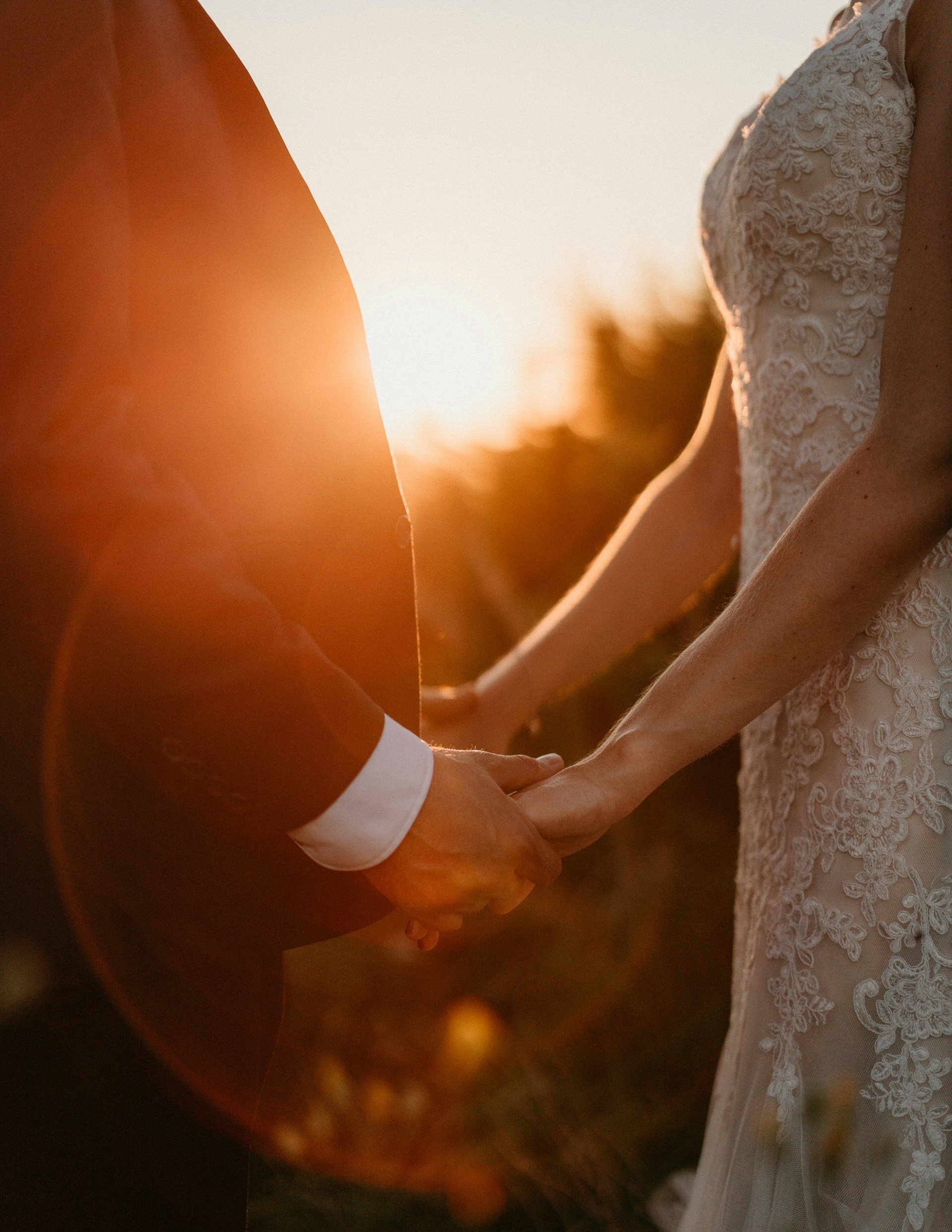 Una novia y un novio cogidos de la mano | Fuente: Unsplash