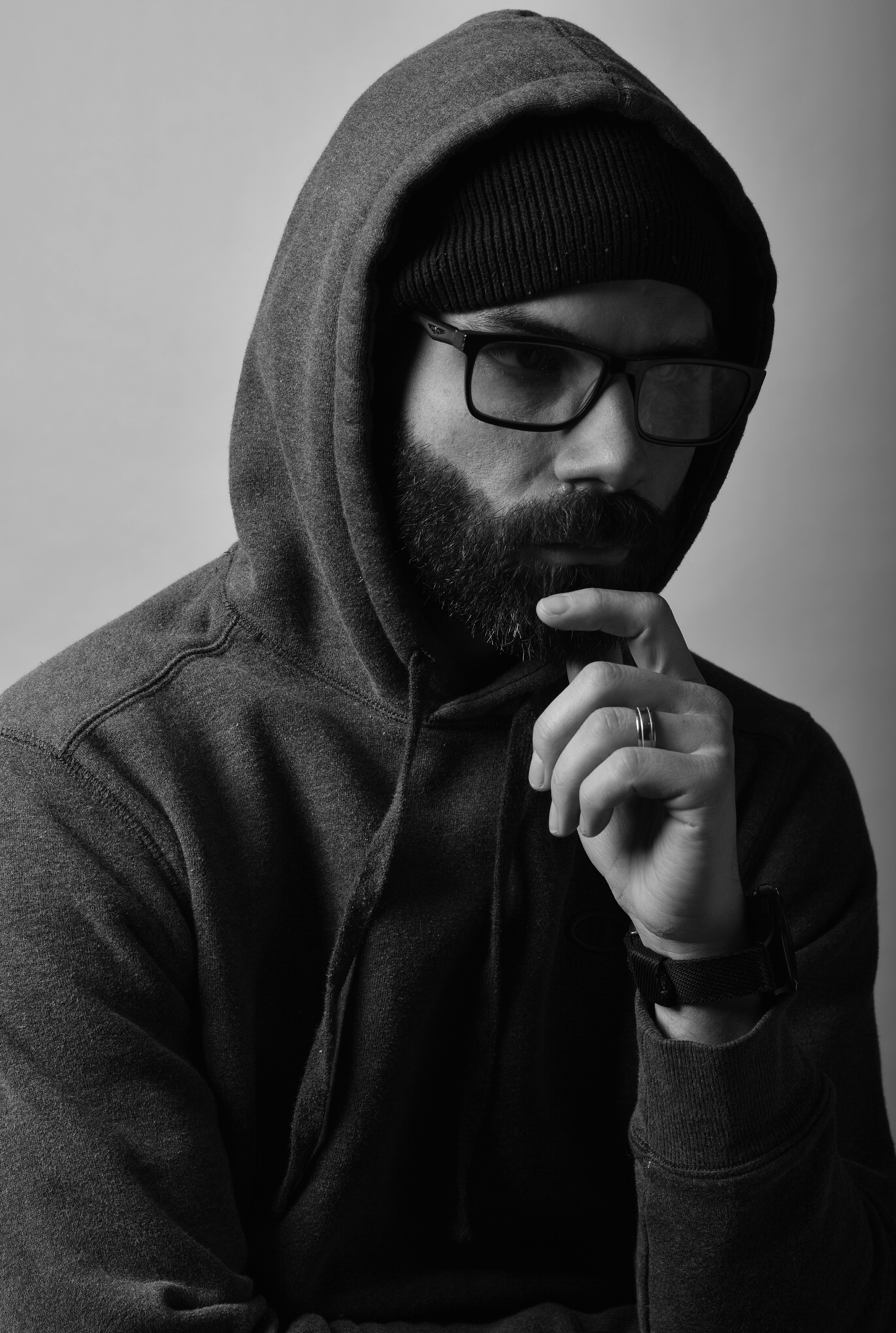Un hombre pensando | Fuente: Pexels