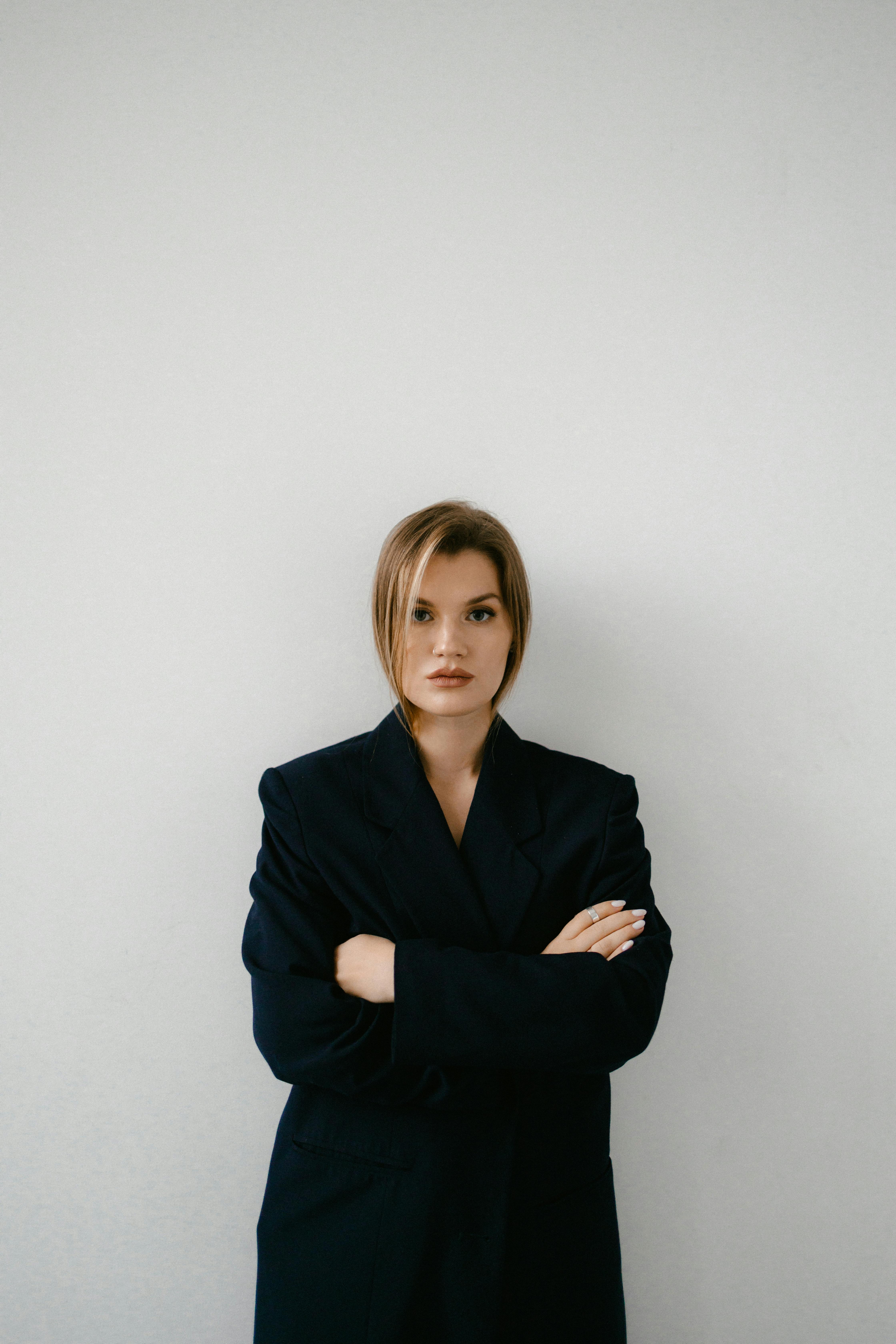 Una mujer de aspecto malvado con los brazos cruzados | Fuente: Pexels