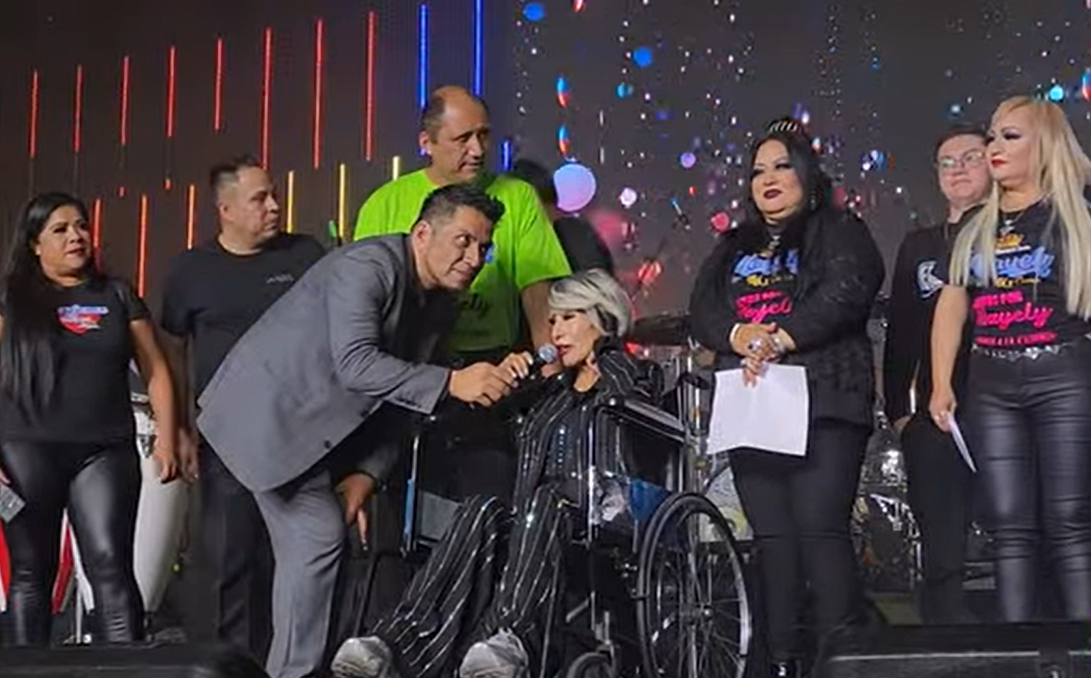 Nayely, “La Reina de la Cumbia”, sobre el escenario en silla de ruedas durante una presentación | Fuente: Facebook/Hoy de Musica