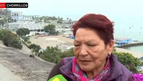 La abuela comentando mientras es entrevistada sobre la alerta de tsunami | Fuente: x/@AlertaMundoNews