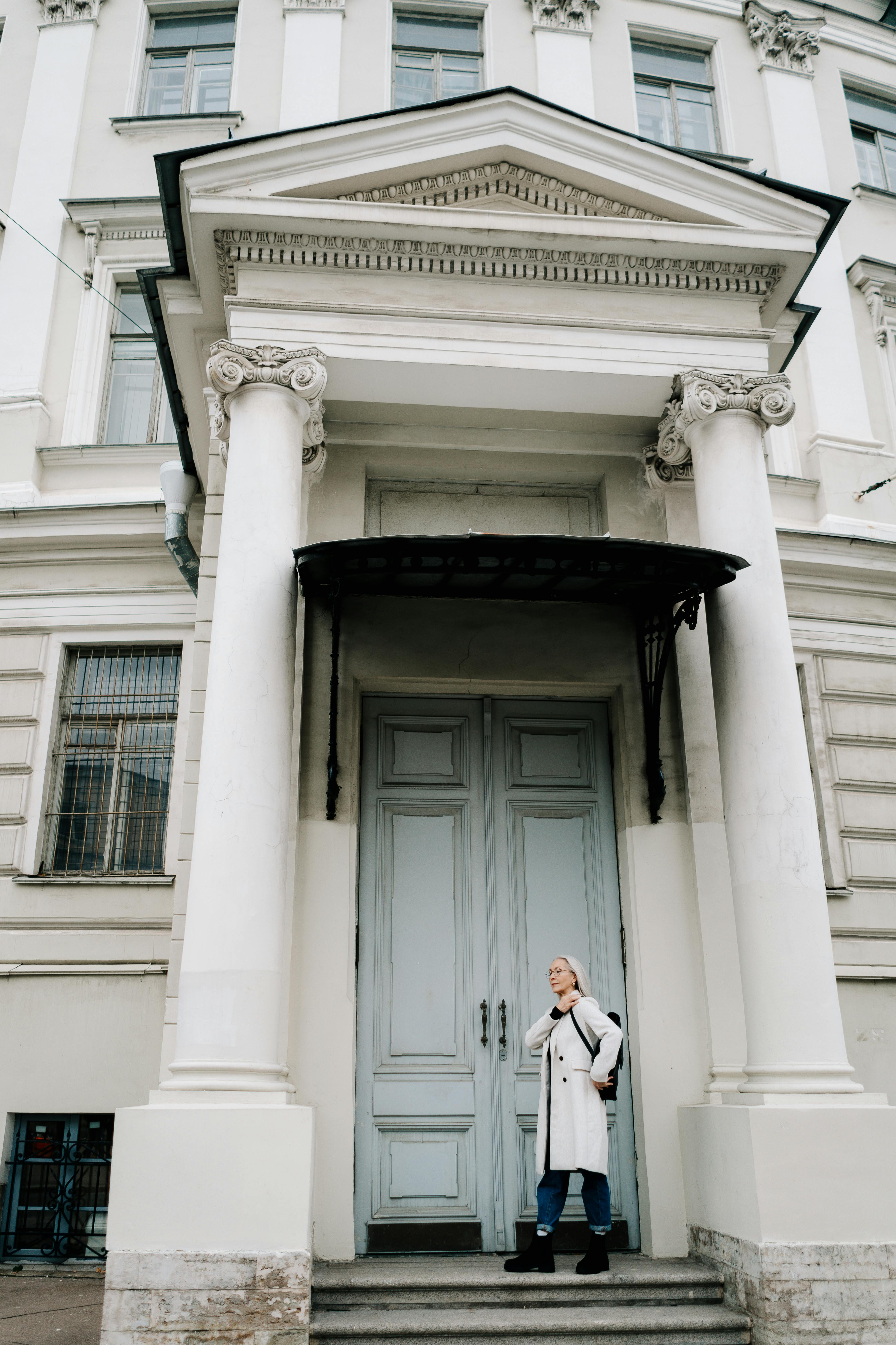 Una mujer en el exterior de un edificio | Fuente: Pexels