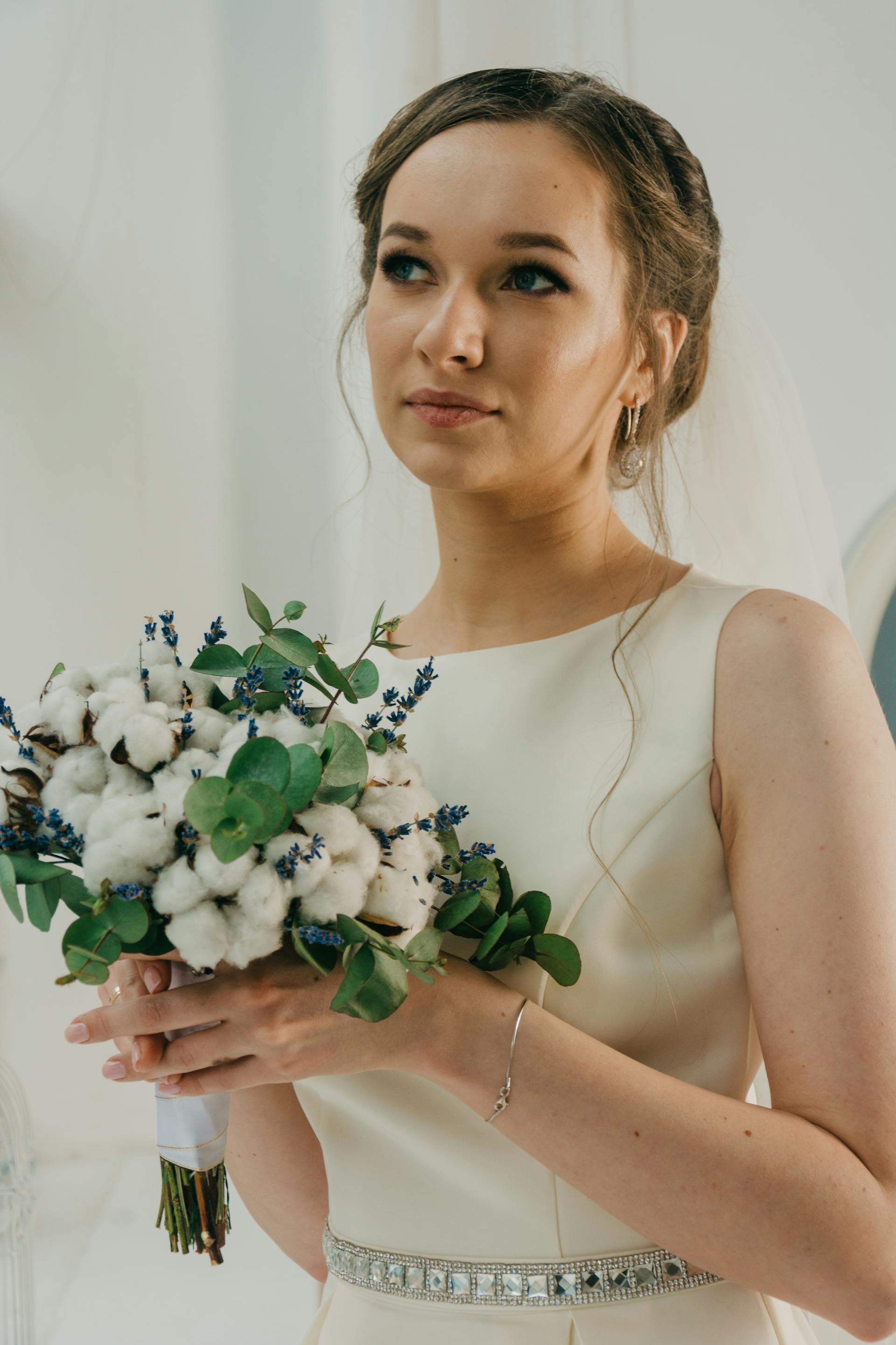 Una novia mirando a alguien | Fuente: Pexels
