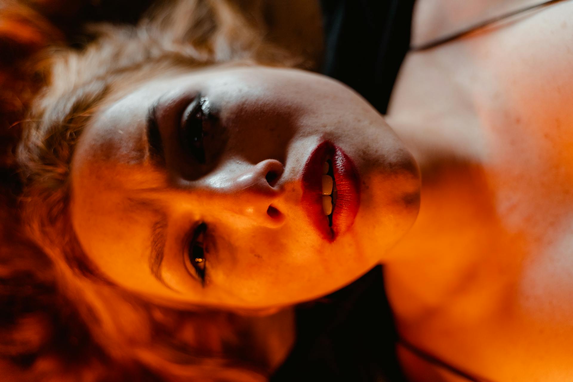 Una mujer que se siente incómoda | Fuente: Pexels