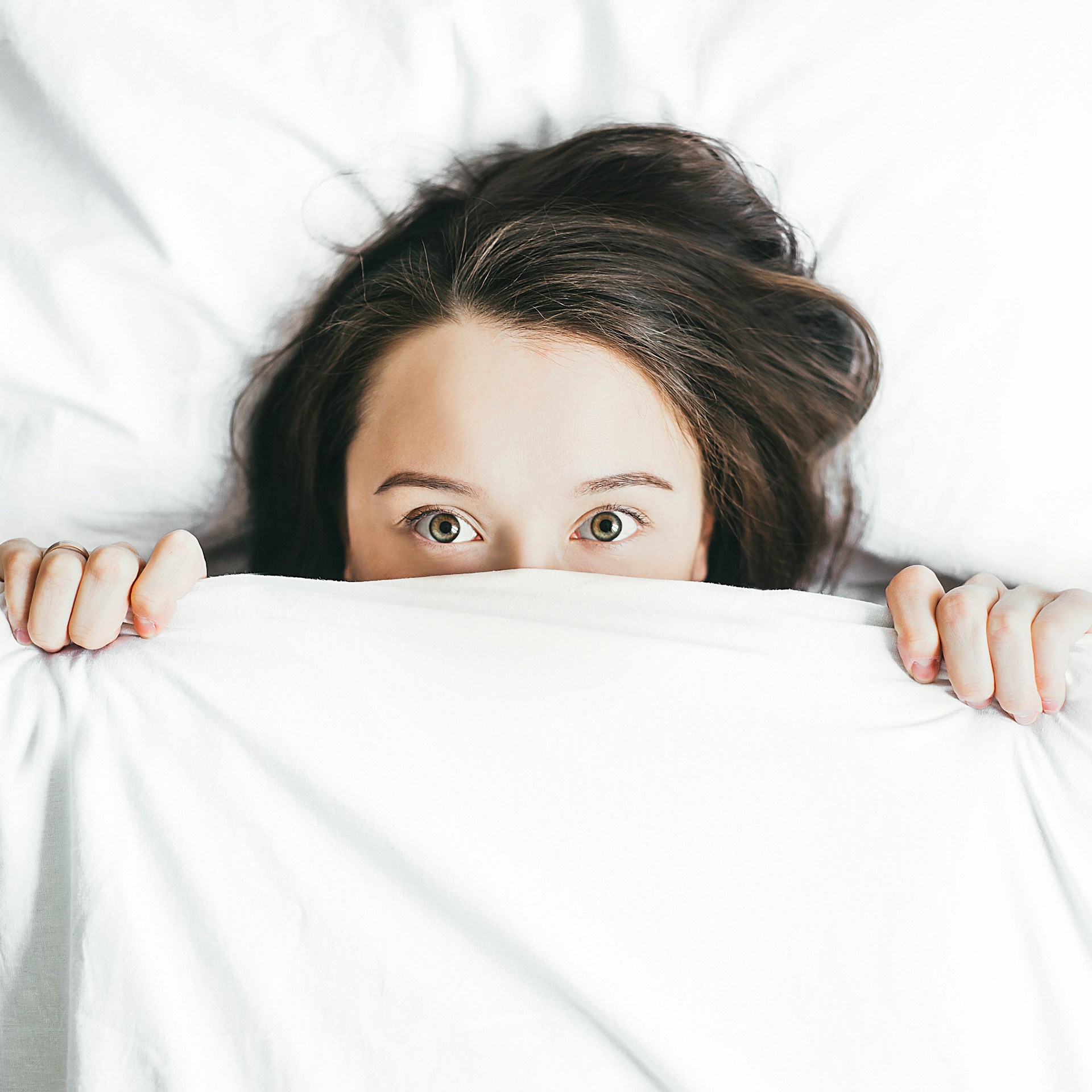 Una mujer ansiosa tumbada en la cama | Fuente: Unsplash