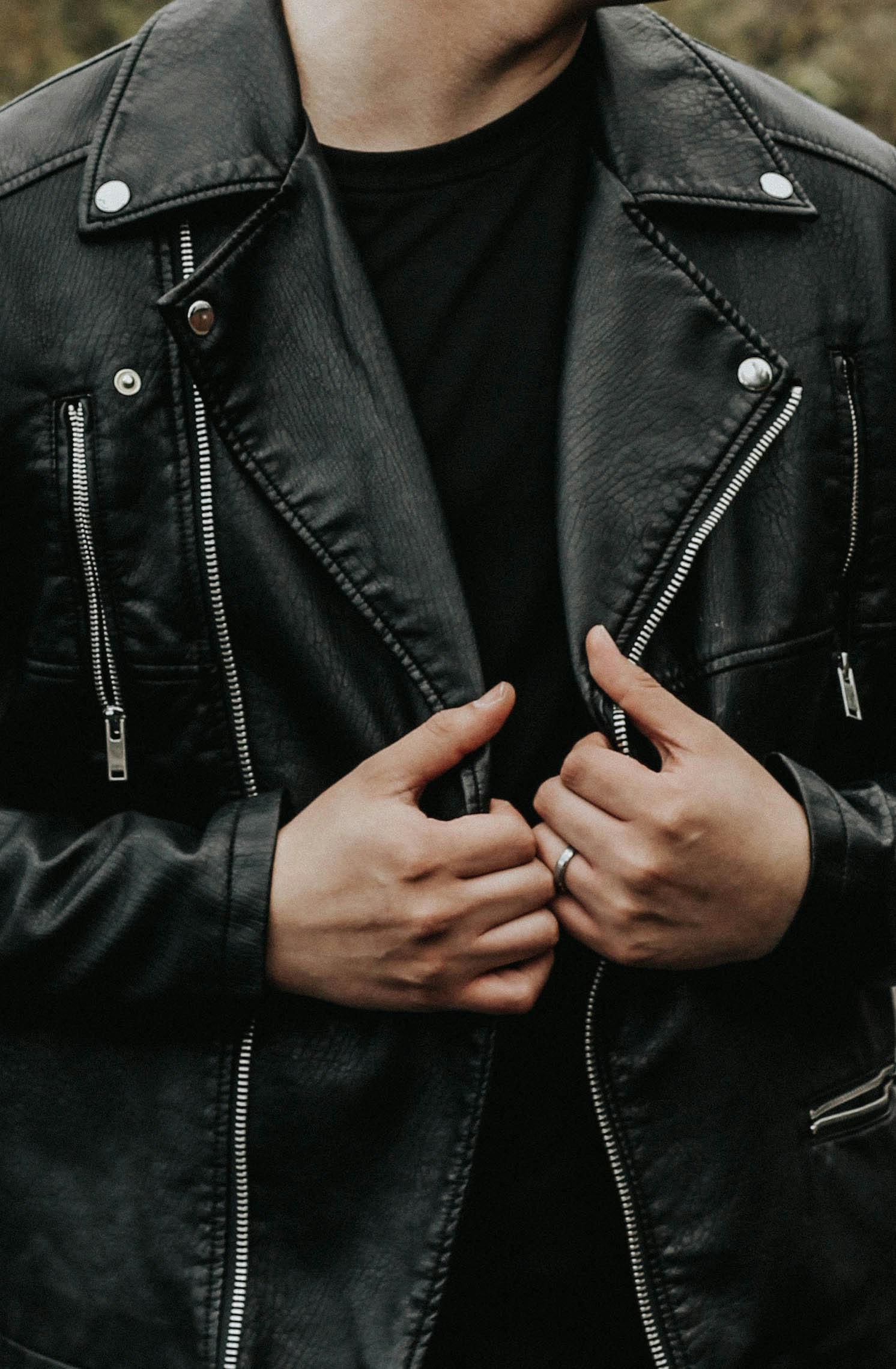 Un hombre con una chaqueta negra | Fuente: Unsplash