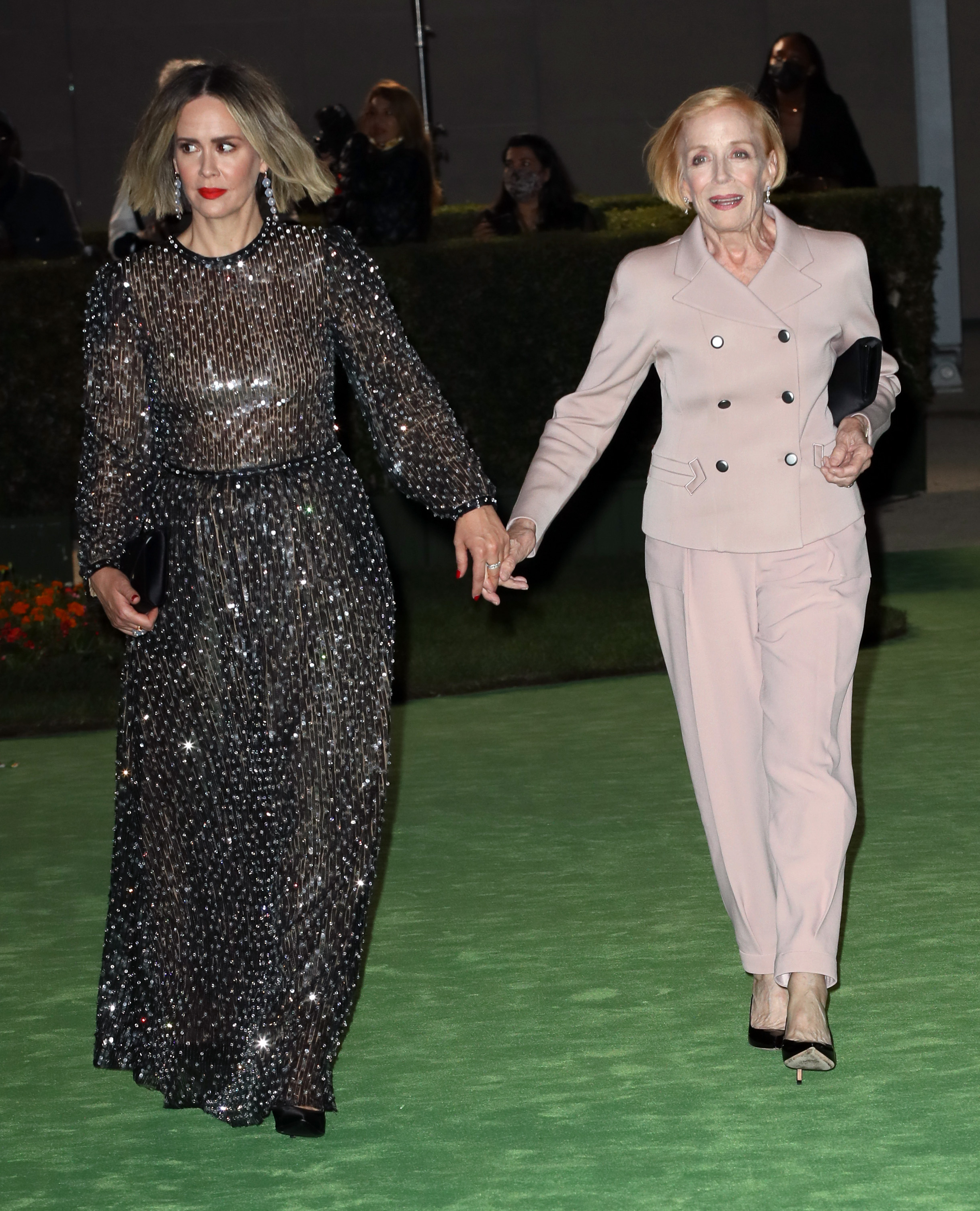 Sarah Paulson y Holland Taylor van de la mano en la gala inaugural del Museo de la Academia del Cine, celebrada en Los Ángeles el 25 de septiembre de 2021. Más tarde, en una entrevista de octubre de 2026, Taylor elogió la dedicación de Paulson a sus amistades. | Fuente: Getty Images