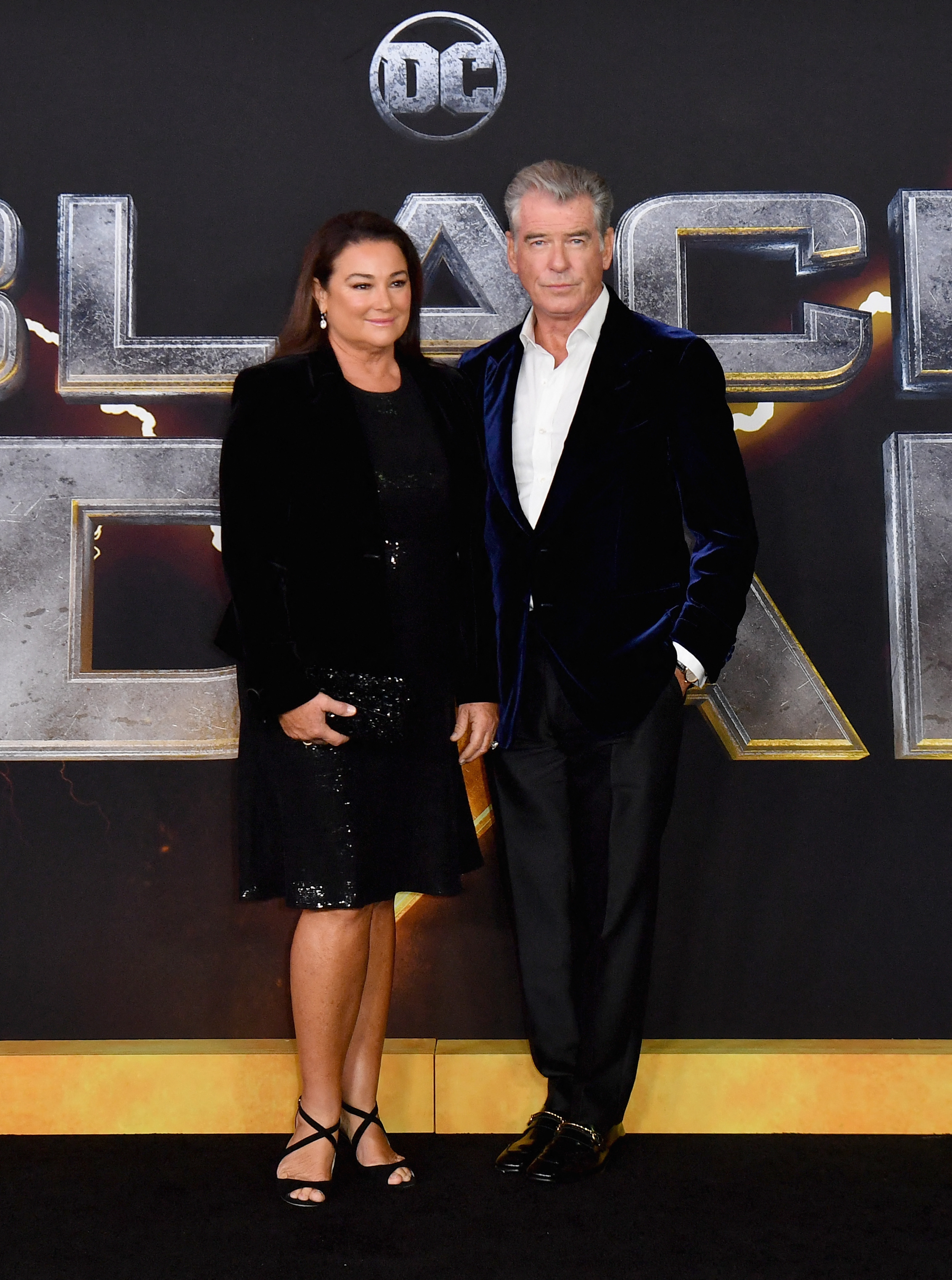 Keely Shaye Smith acompañó a Pierce Brosnan en el estreno de "Black Adam" con un vestido negro de lentejuelas, mientras que el actor lucía su melena plateada y no se separaba de su esposa en la alfombra roja. | Fuente: Getty Images.