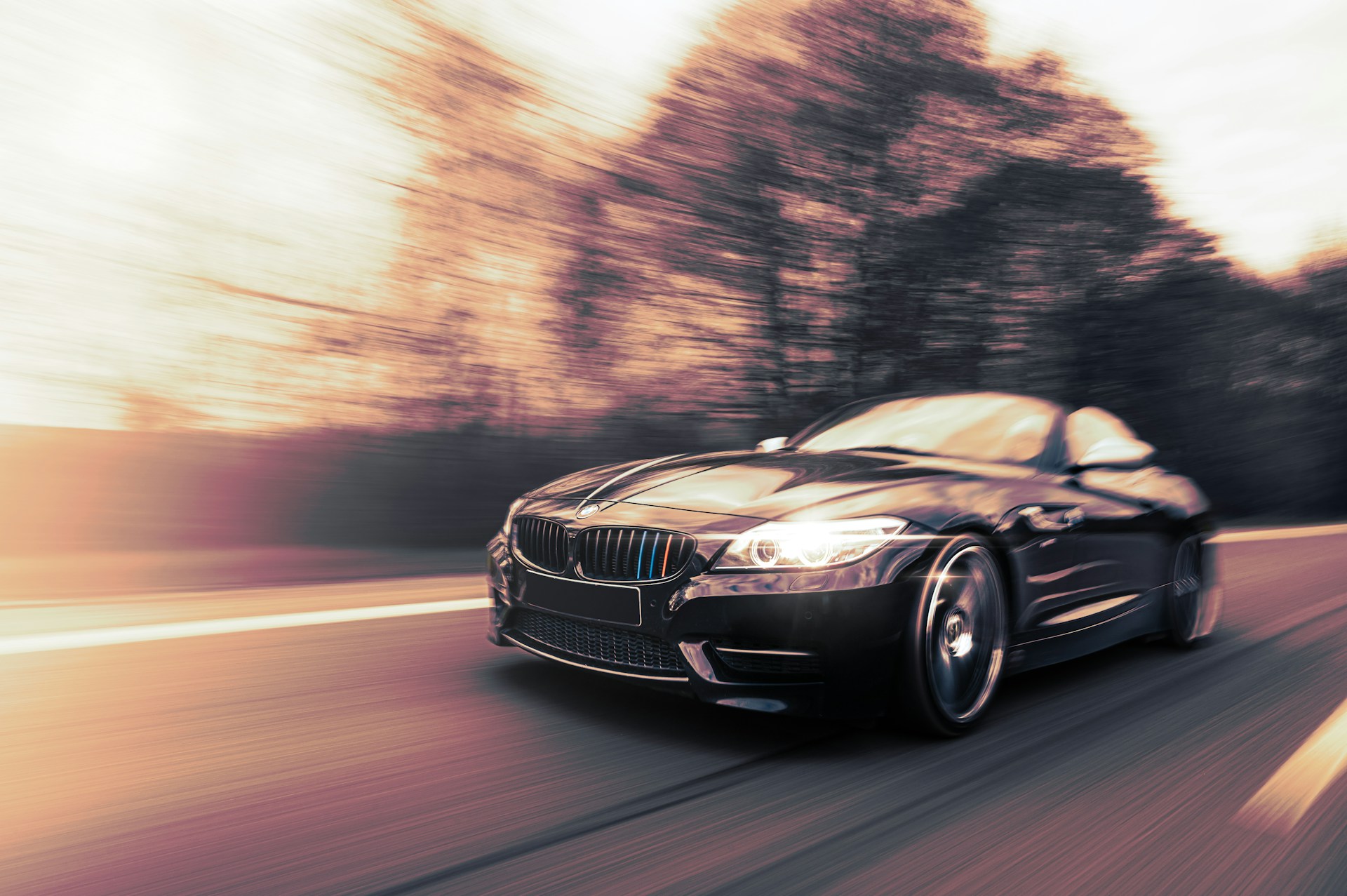 Un Automóvil a toda velocidad en la carretera | Fuente: Unsplash