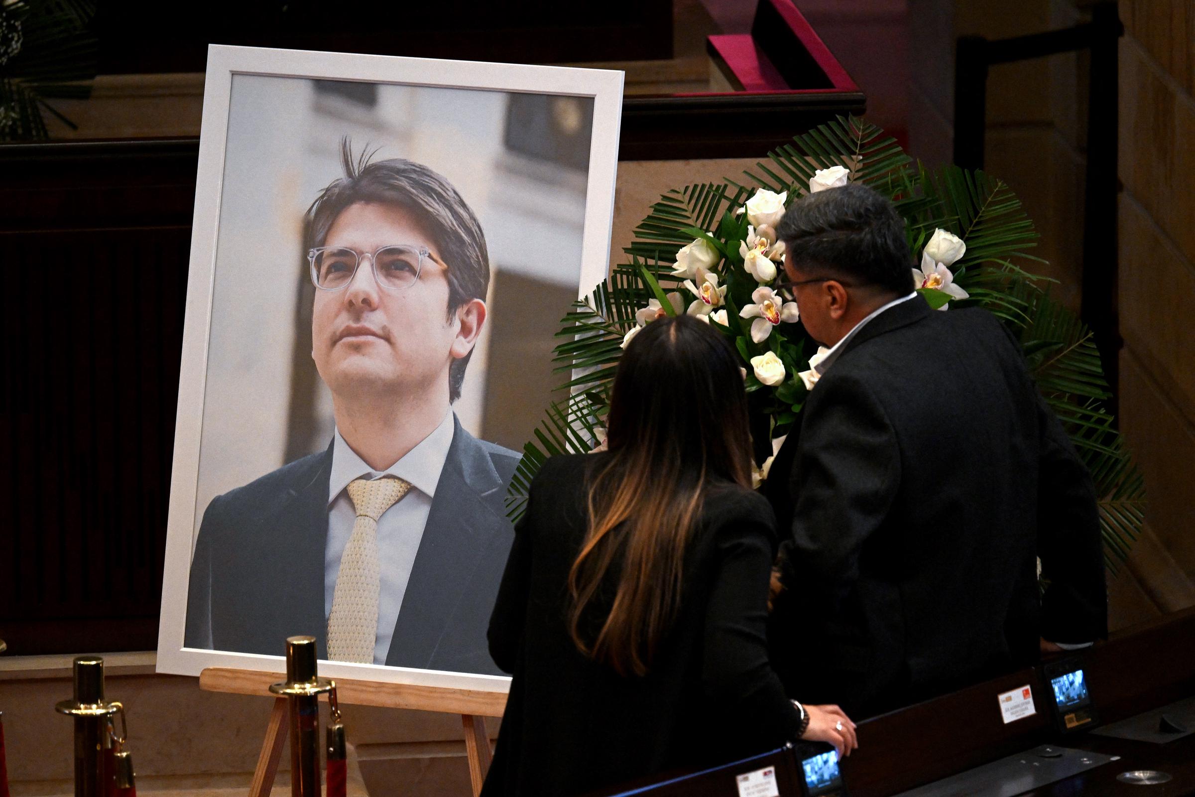 Personas frente al homenaje al fallecido candidato presidencial colombiano Miguel Uribe en el Congreso de Bogotá, el 11 de agosto de 2025. | Fuente: Getty Images