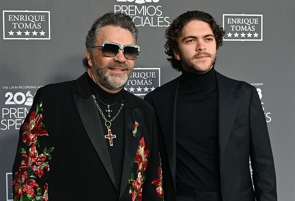 Manuel Mijares y José Manuel Mijares Hogaza asisten a la Presentación de Premios Especiales de los Latin Grammy 2023 en el Teatro de la Capitanía y Casino de la Exposición el 12 de noviembre de 2023 en Sevilla, España | Fuente: Getty Images