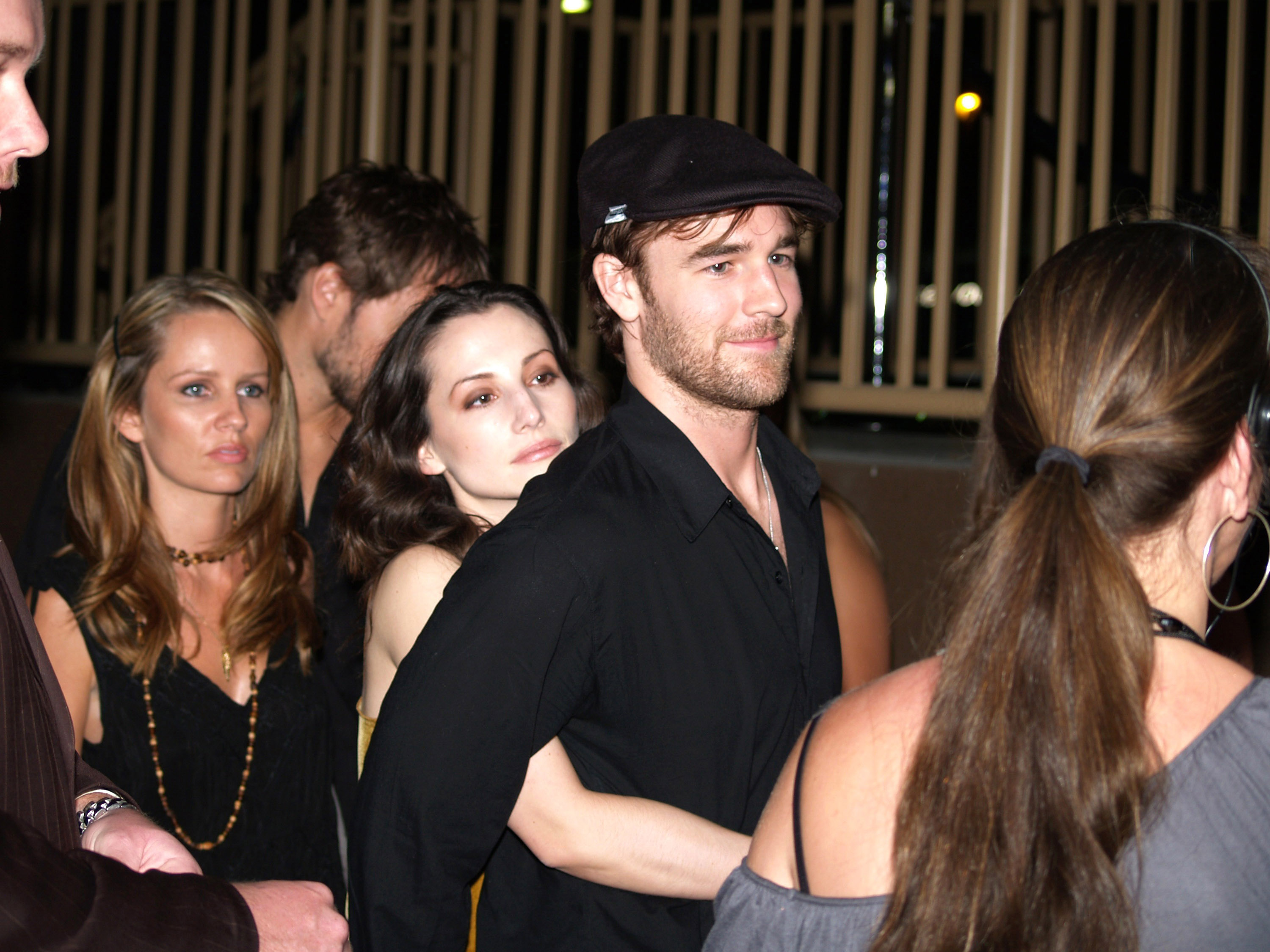 Heather McComb y James Van Der Beek en la Subasta de Famosos que Ubid.com organizó junto con estrellas de Hollywood en Las Vegas, Nevada, en 2004. | Fuente: Getty Images