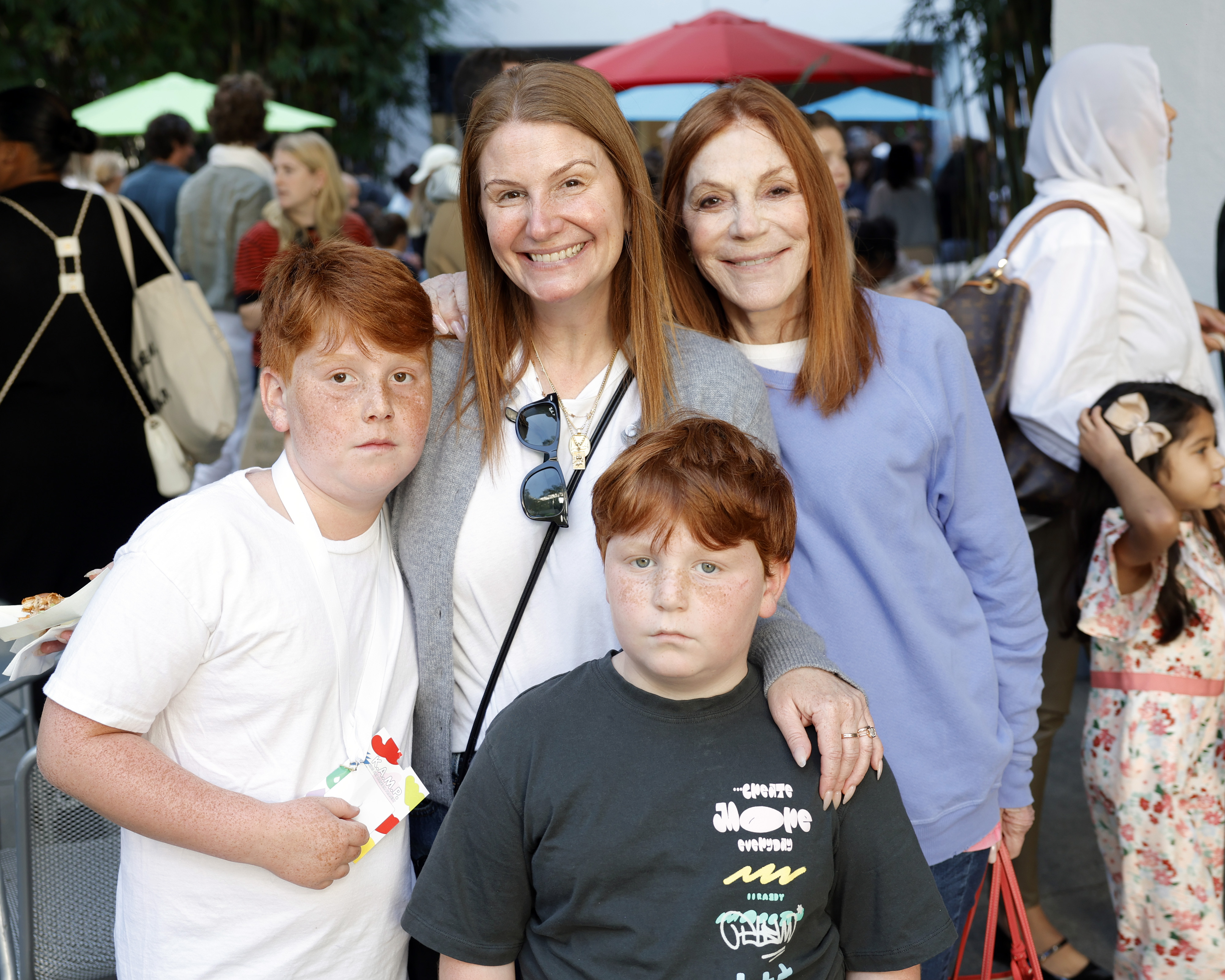 (De izq. a dcha.) Zoe Winkler, Stacey Weitzman y su familia asisten al Hammer Museum K.A.M.P. 2024 el 29 de septiembre de 2024, en Los Ángeles, California. | Fuente: Getty Images