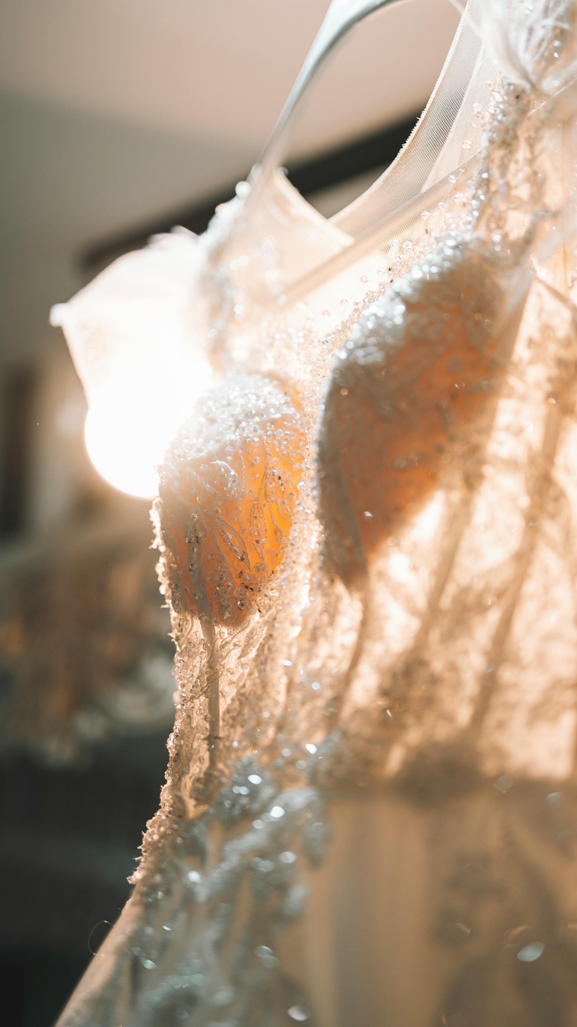 Detalle de la pedrería de un vestido de novia | Fuente: Pexels