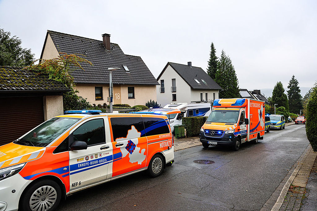 Ambulancias cerca del lugar donde Iris Stalzer, la alcaldesa de Herdecke, resultó gravemente herida en un ataque con cuchillo, en Herdecke, oeste de Alemania, el 7 de octubre de 2025 | Fuente: Getty Images