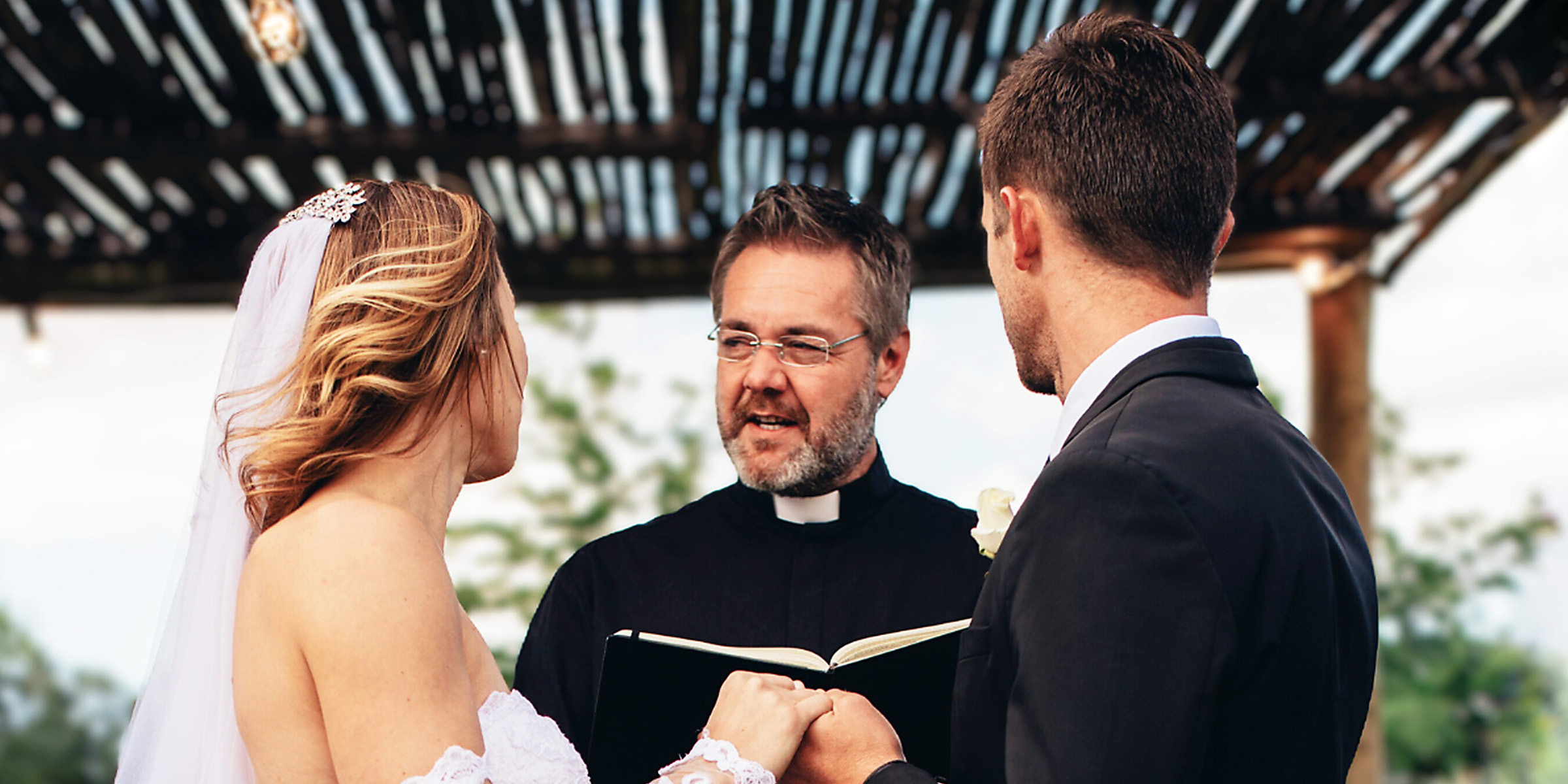 Unos novios frente a un sacerdote | Fuente: Shutterstock