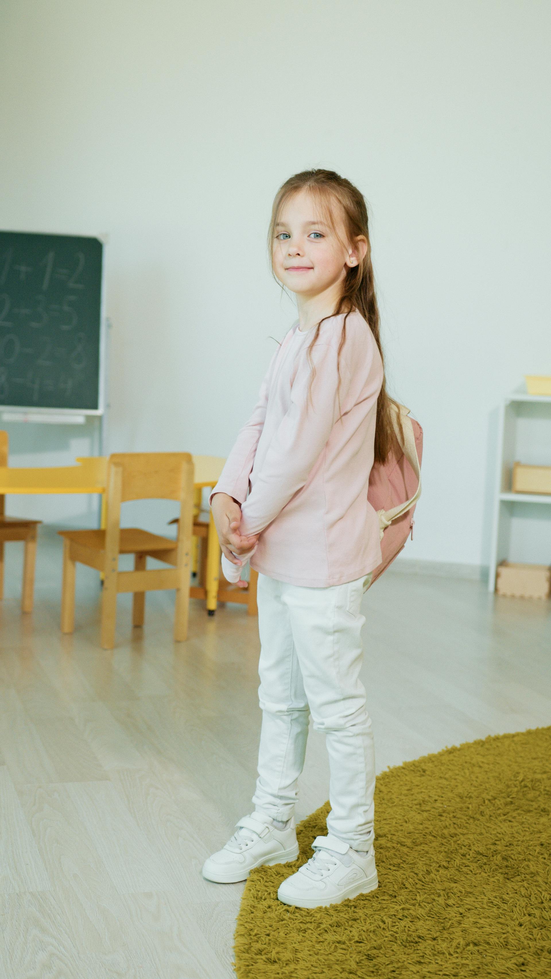 Una joven con su mochila | Fuente: Pexels