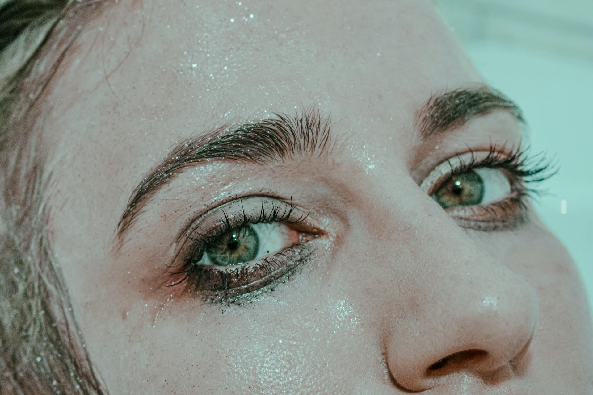 La cara de una mujer con el maquillaje corrido | Fuente: Pexels