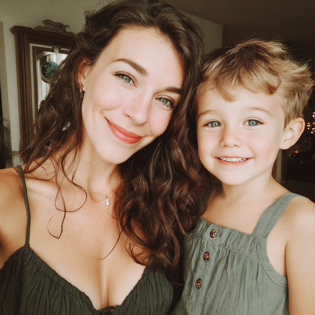 Una madre y su hijo sonrientes | Fuente: Midjourney