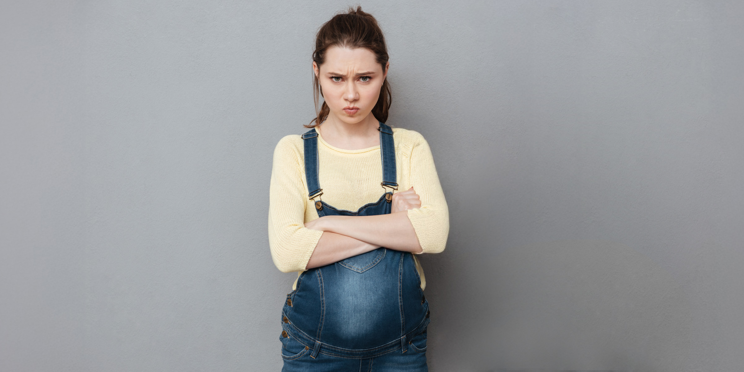 Una embarazada enfadada | Fuente: Shutterstock