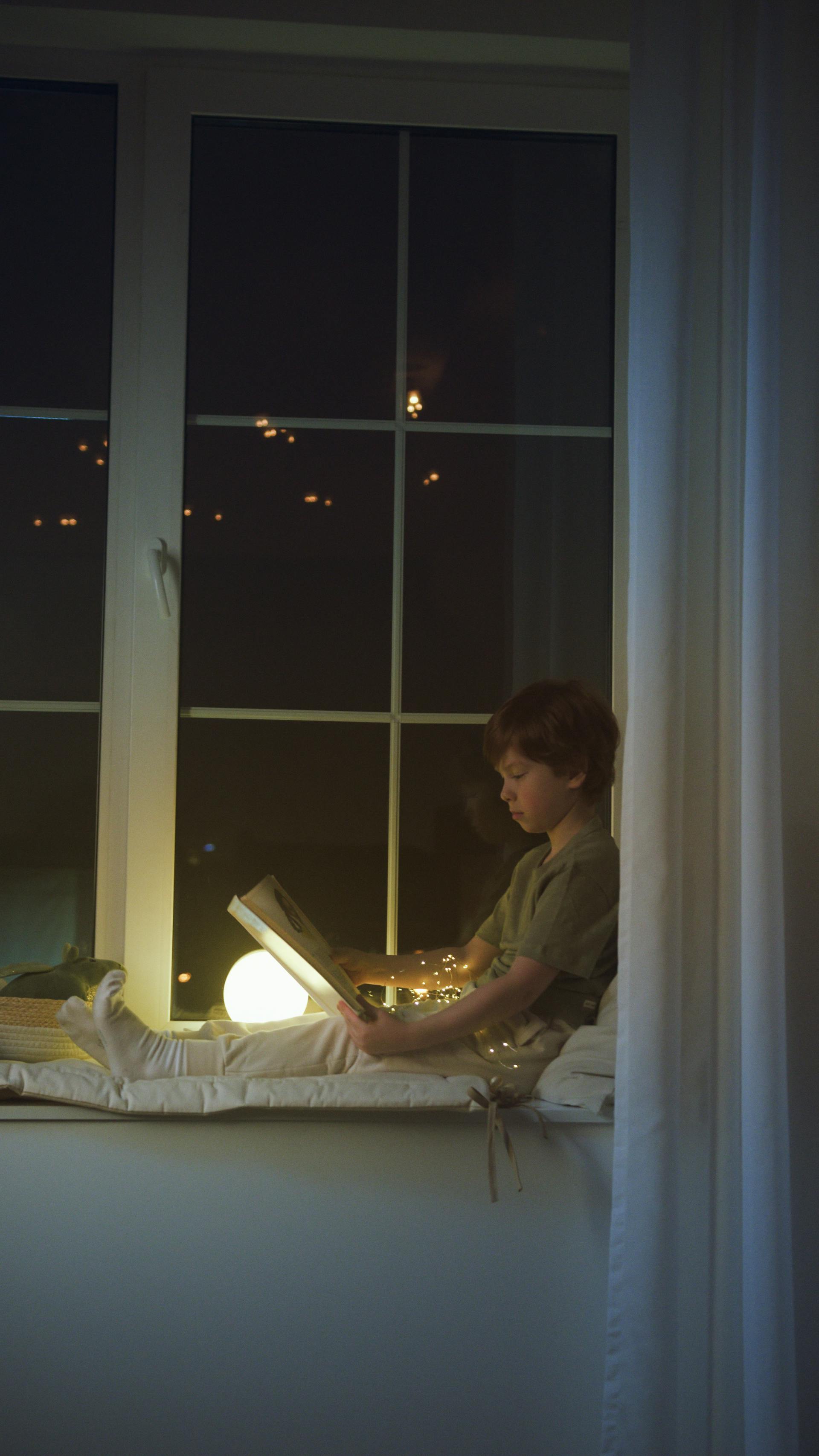 Un niño sentado en la cama | Fuente: Pexels