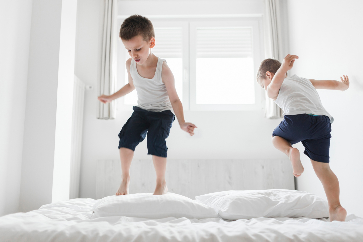 Dos niños saltando en la cama | Fuente: Freepik