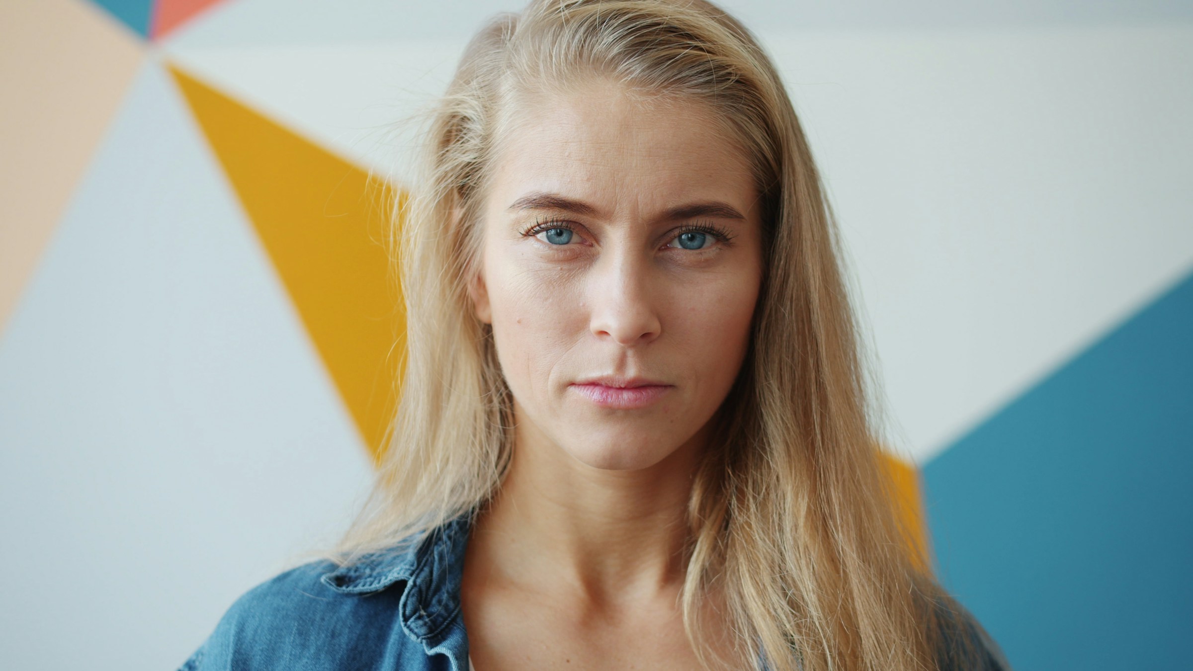 Una mujer con una expresión facial seria | Fuente: Unsplash