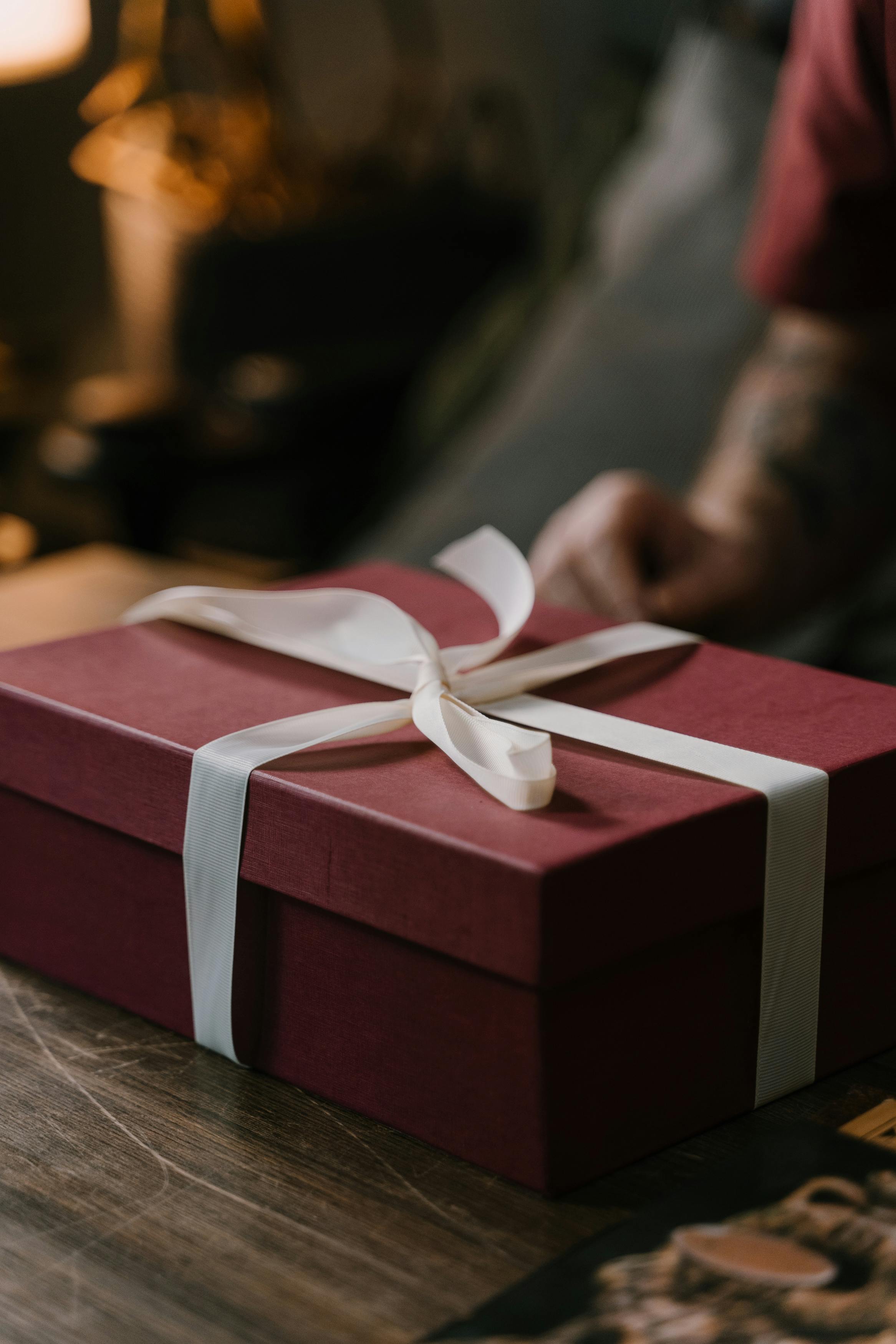 Una caja envuelta sobre una mesa | Fuente: Pexels