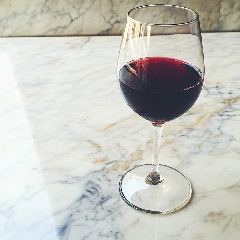 Un vaso de vino tinto | Fuente: Midjourney