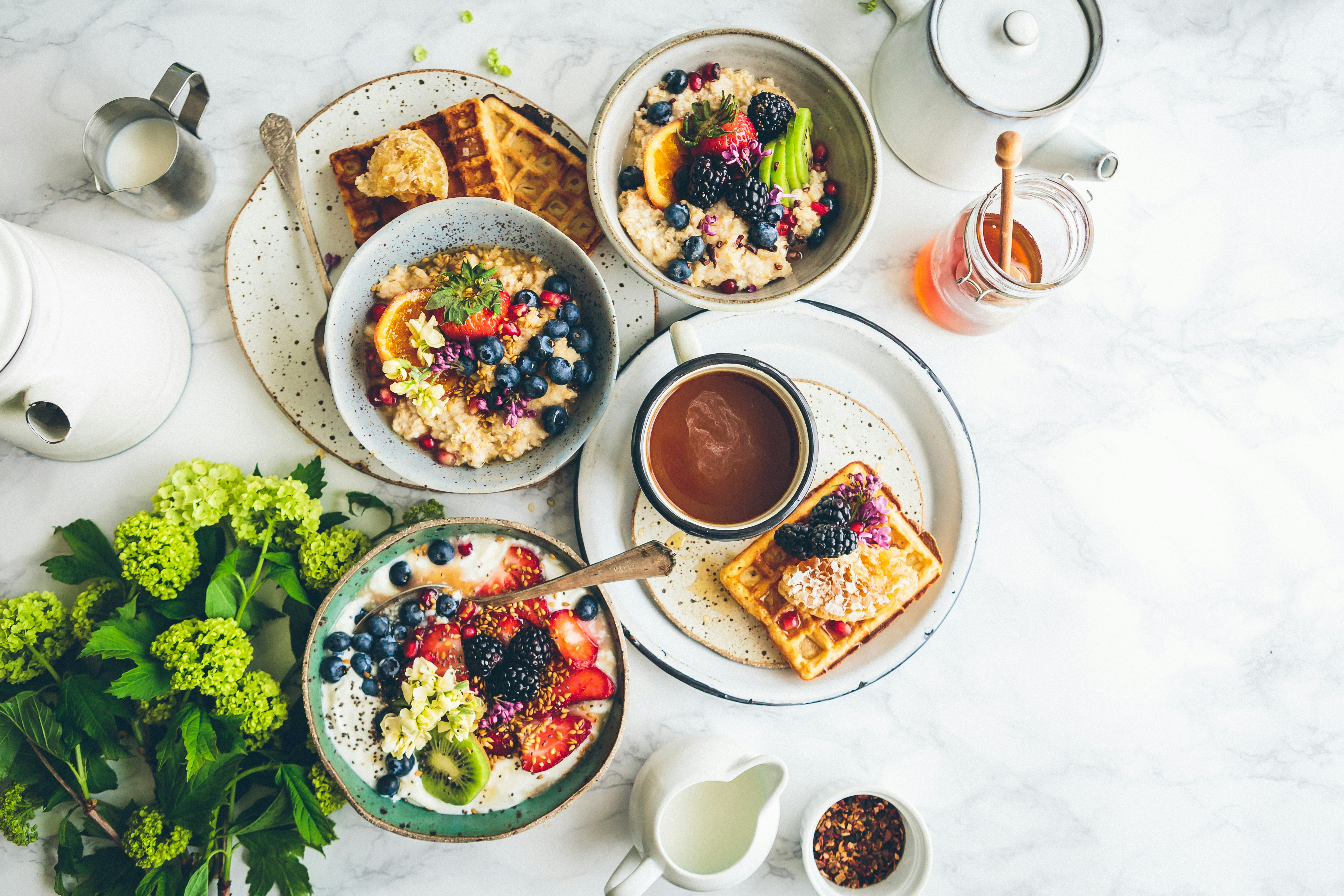 Un desayuno extendido sobre una mesa | Fuente: Unsplash